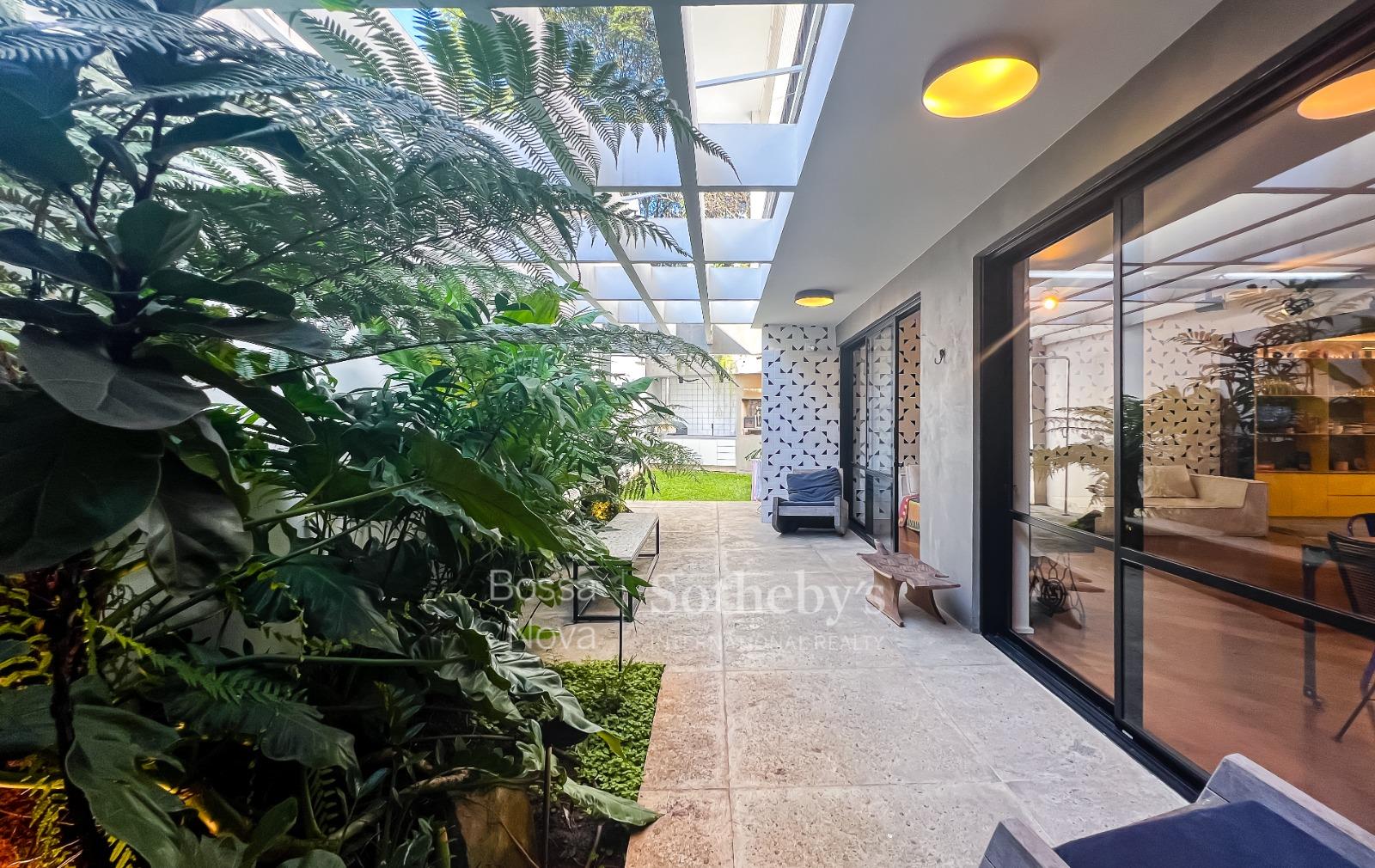 Casa reformada com jardim e arquitetura contemporânea próxima à Praça Horácio Sabino