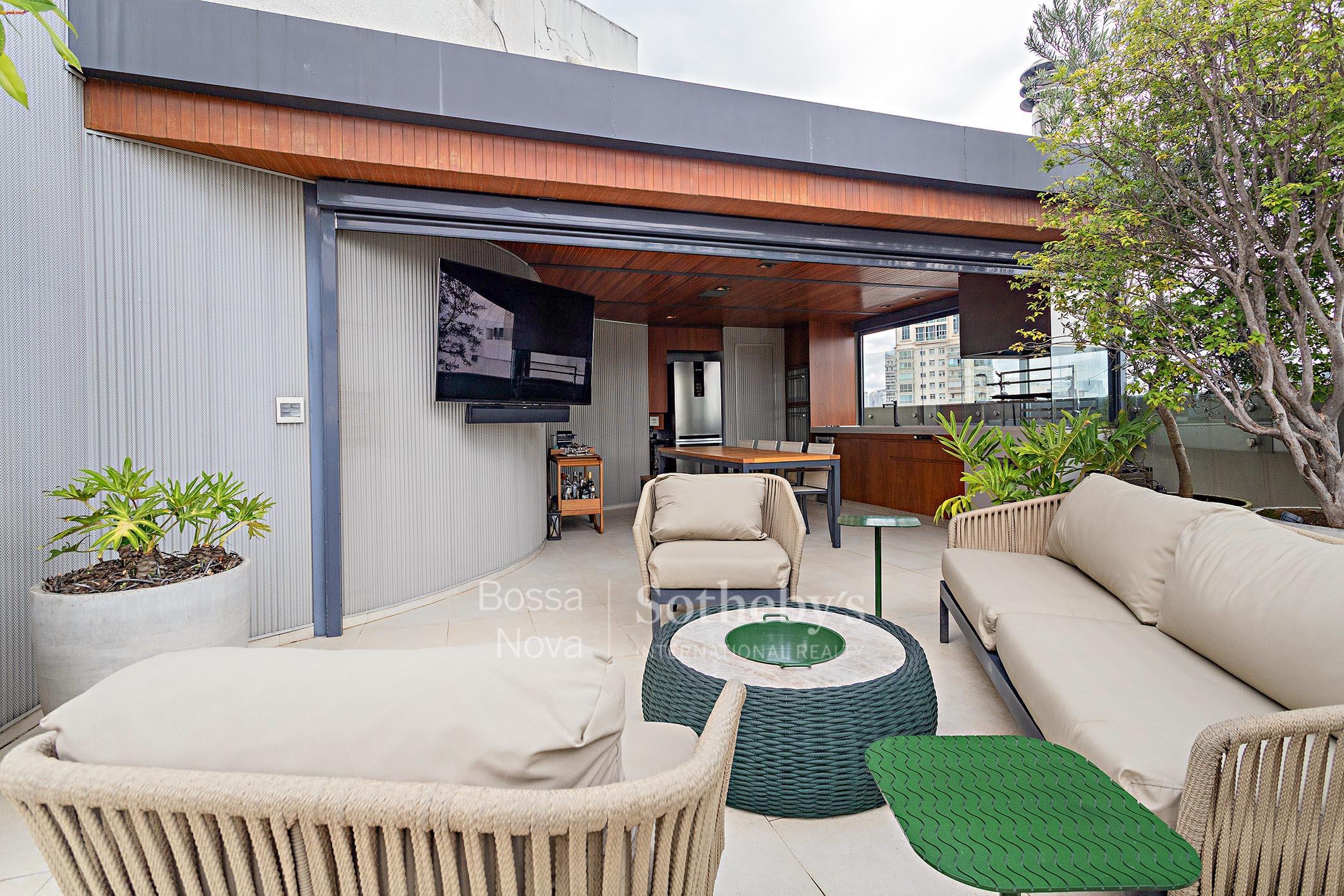 Cobertura duplex com rooftop, piscina aquecida e projeto de Patricia Martinez no Jardim Paulistano