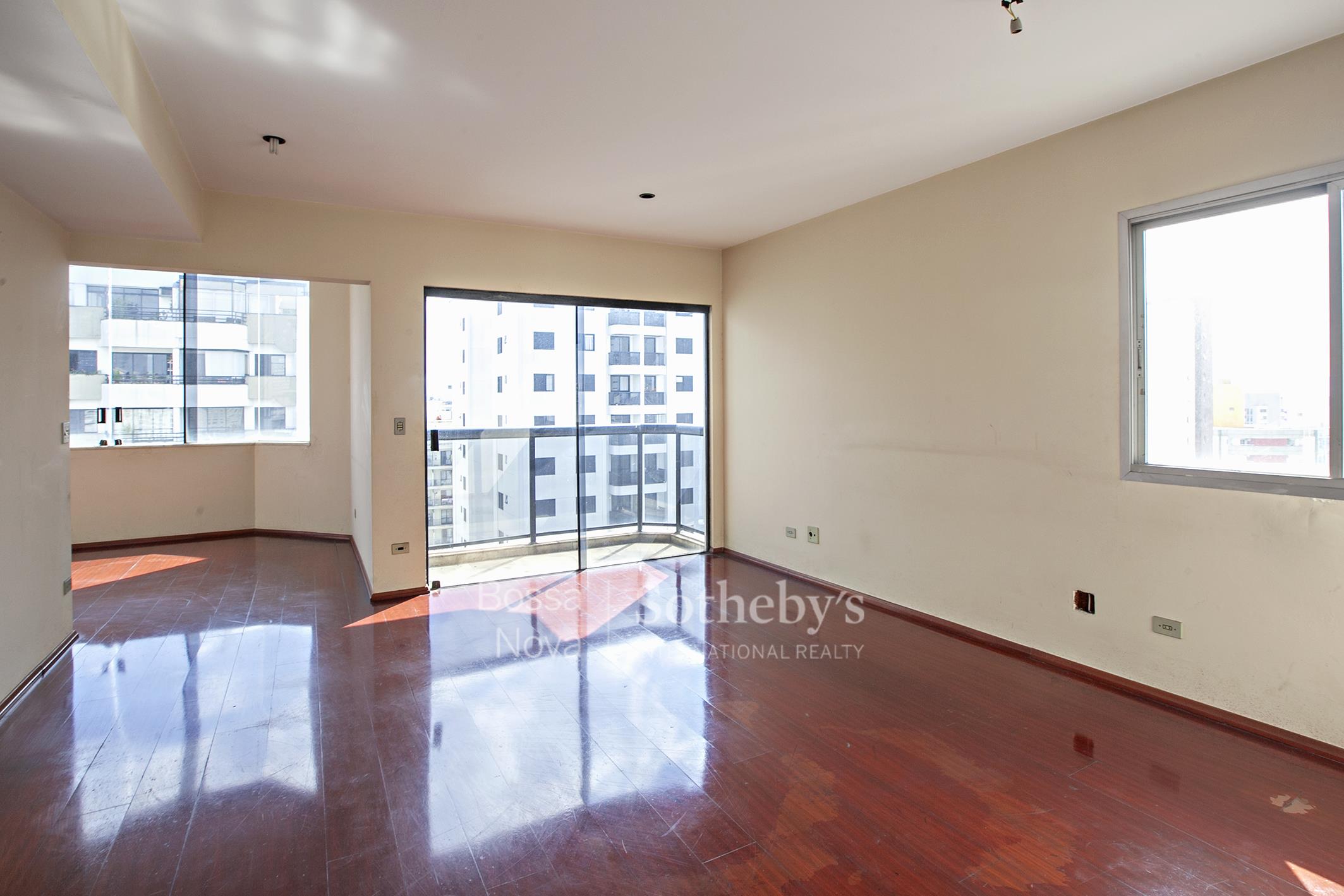 Cobertura duplex com piscina e vista ampla próxima ao metrô em Perdizes