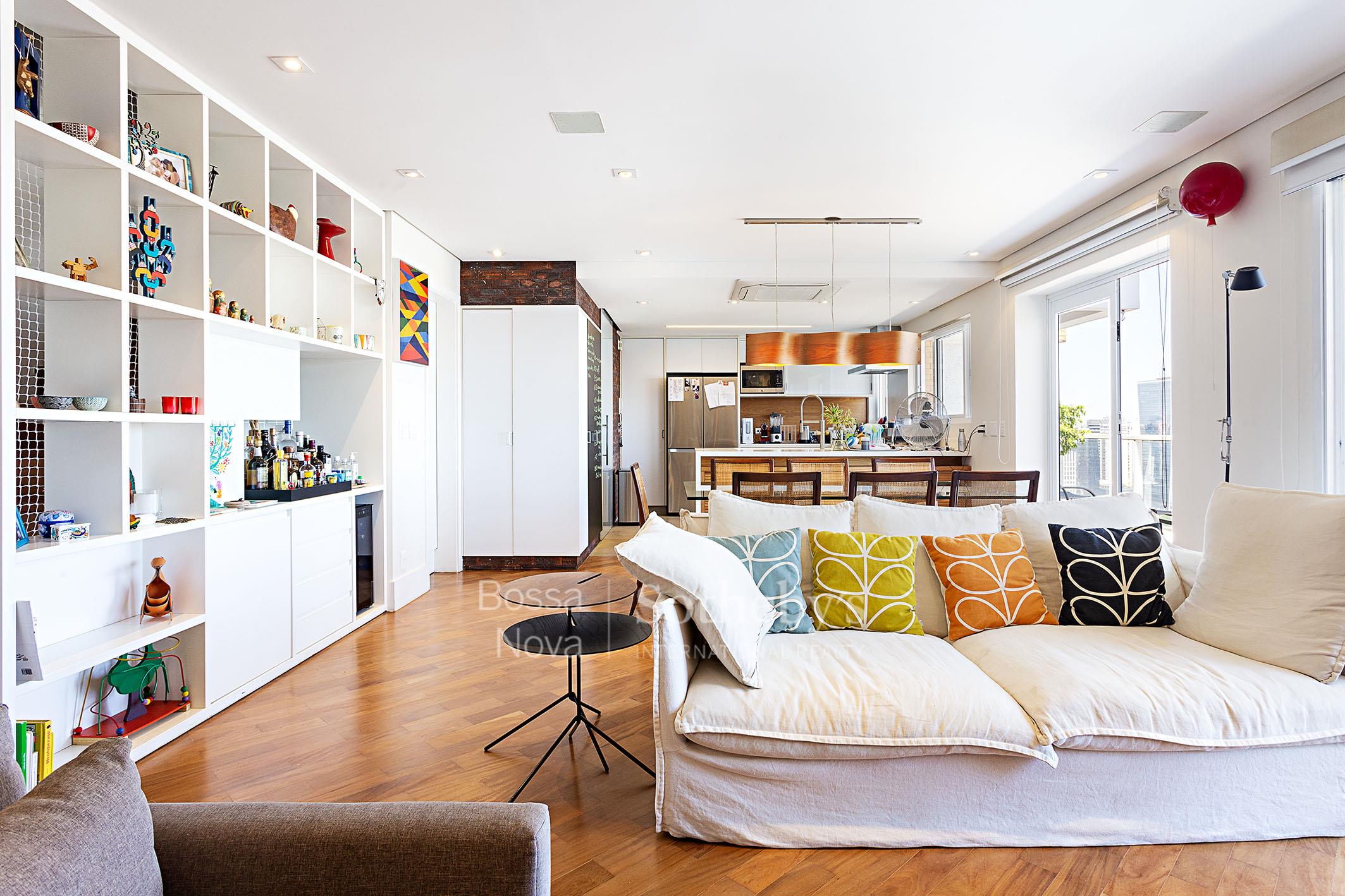 Apartamento duplex bastante iluminado com decoração clean 