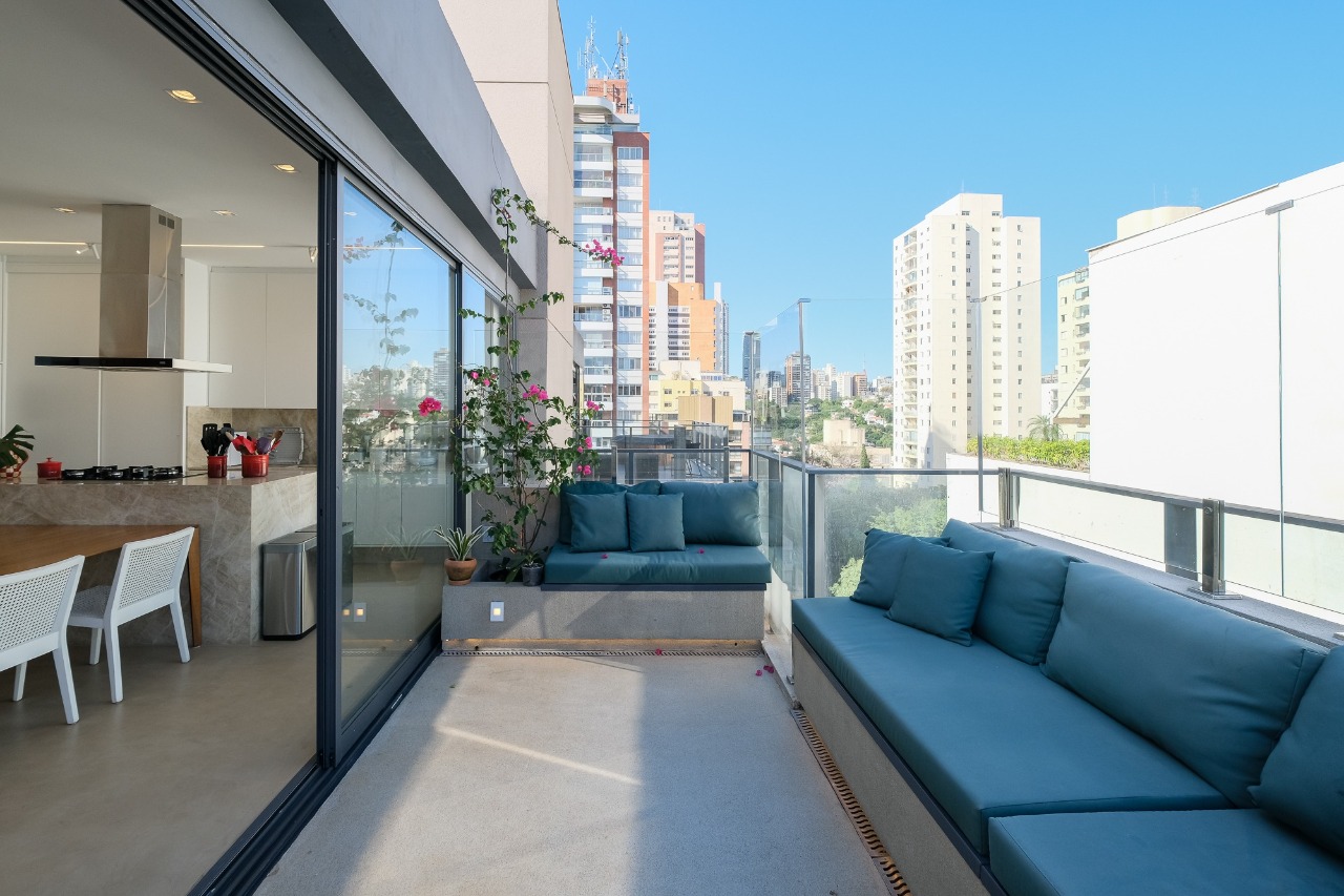 Cobertura à venda na Vila Madalena. São 180m² distribuídos em dois andares.