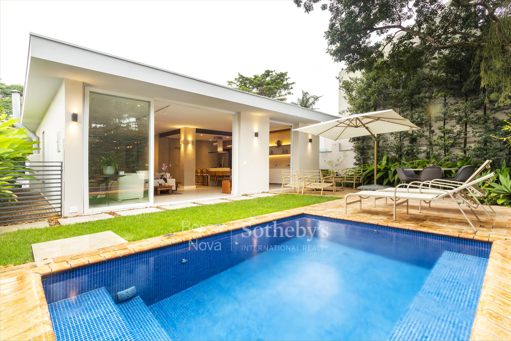 Casa reformada com ambientes integrados ao jardim