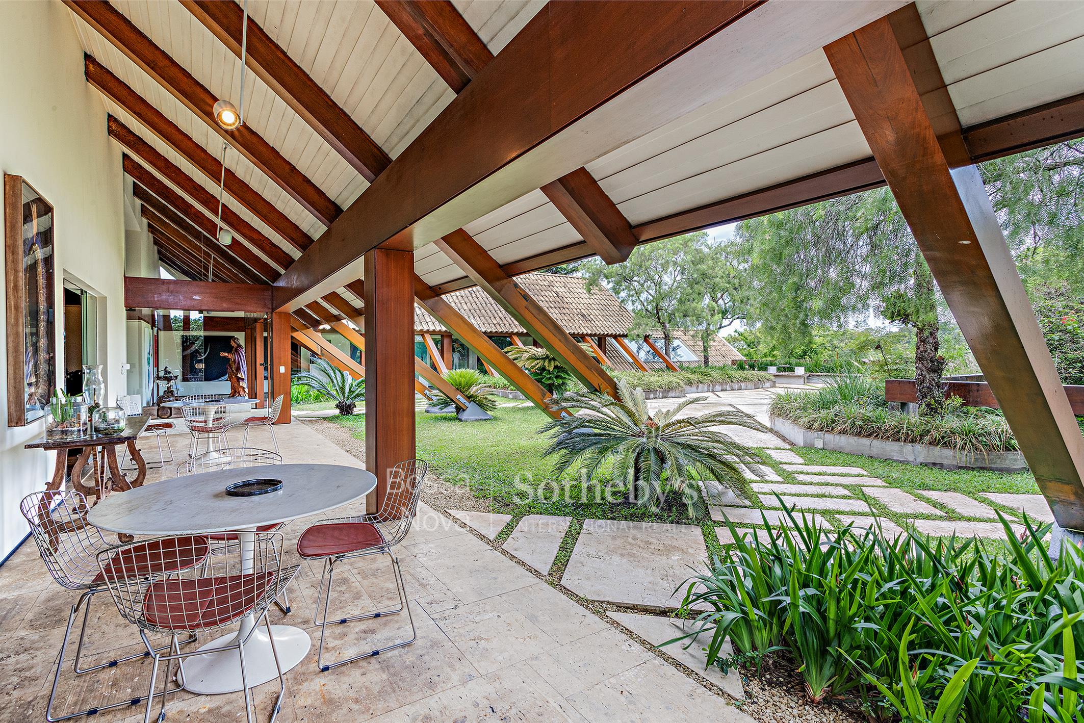 Casa com arquitetura única e amplo jardim assinada por Ricardo Julião