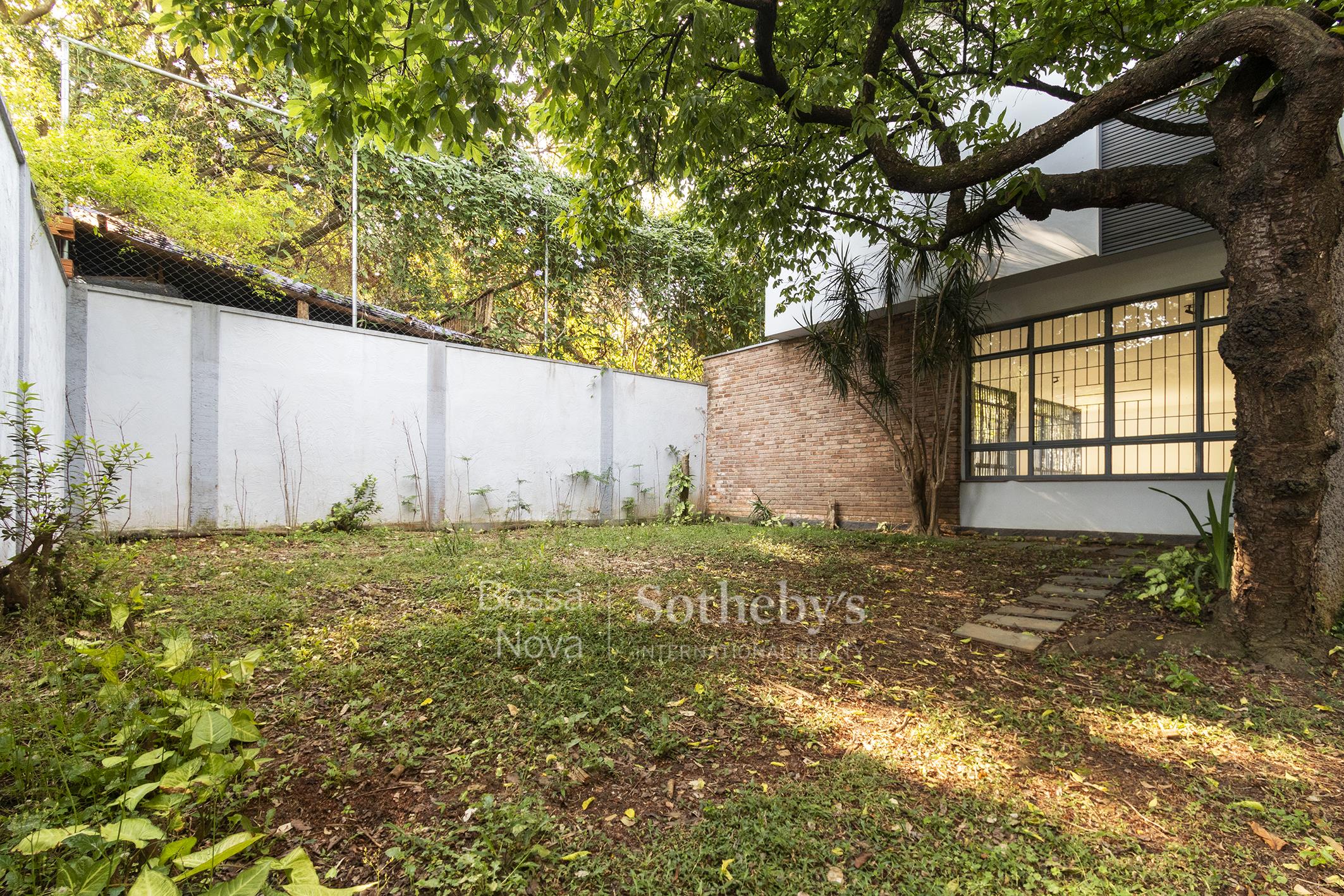 Casa em rua arborizada próxima à USP