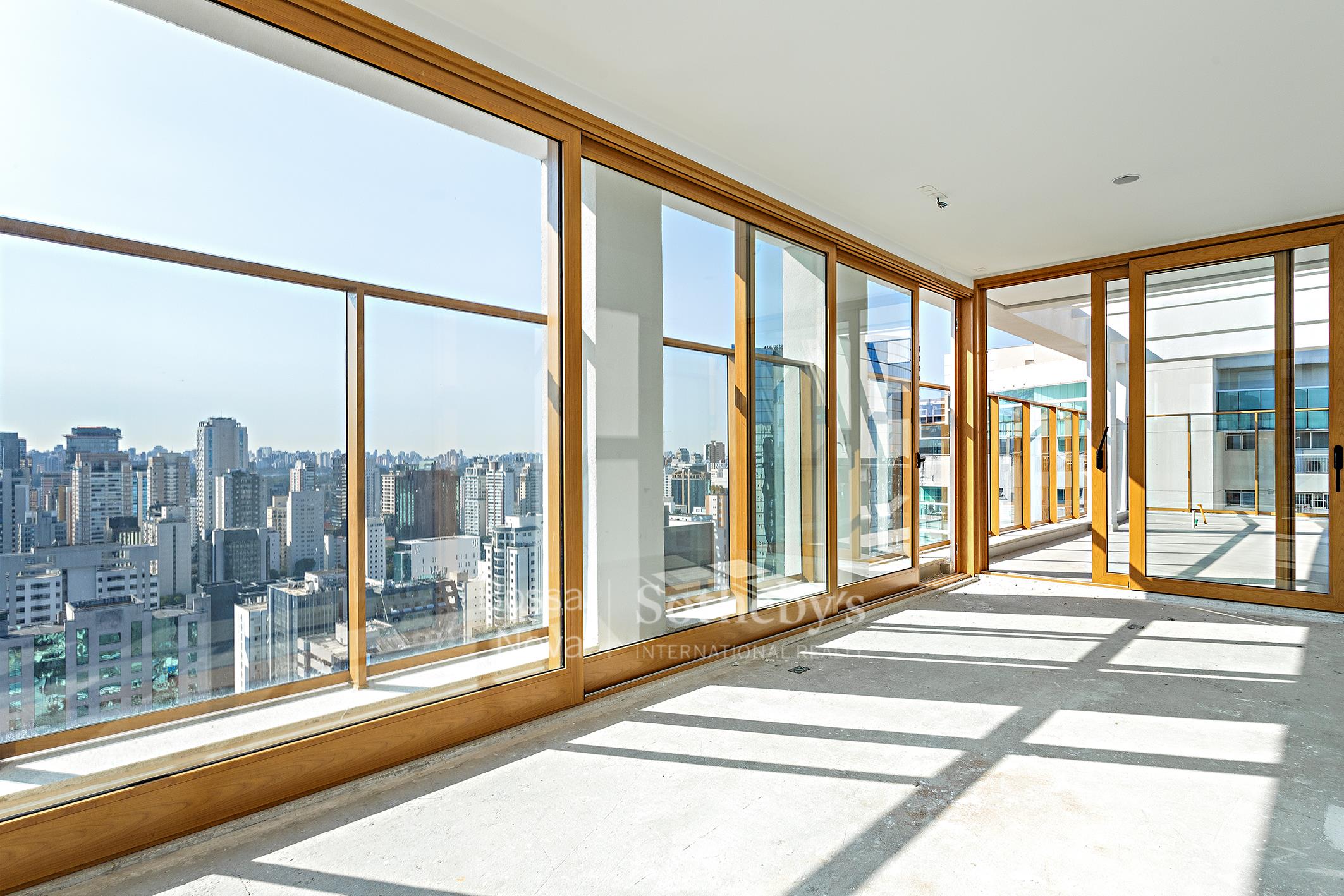 Cobertura duplex com vista para o skyline e lazer completo