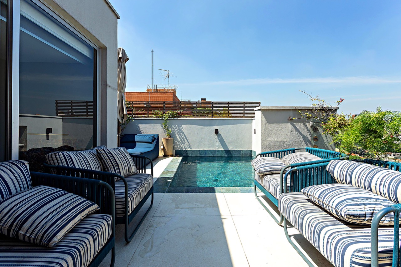 Cobertura com piscina e vista livre na Vila Madalena