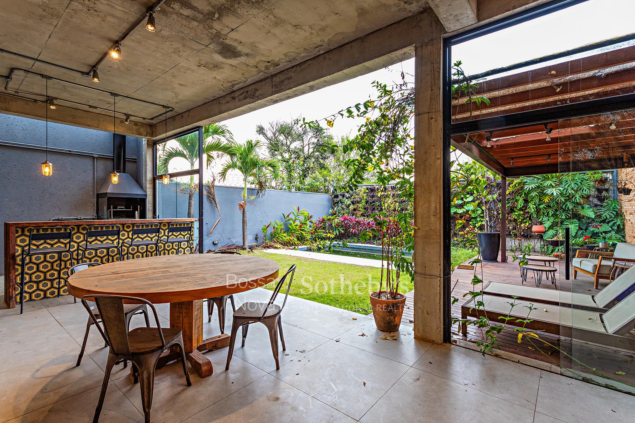 Casa moderna com estilo industrial e área de lazer completa