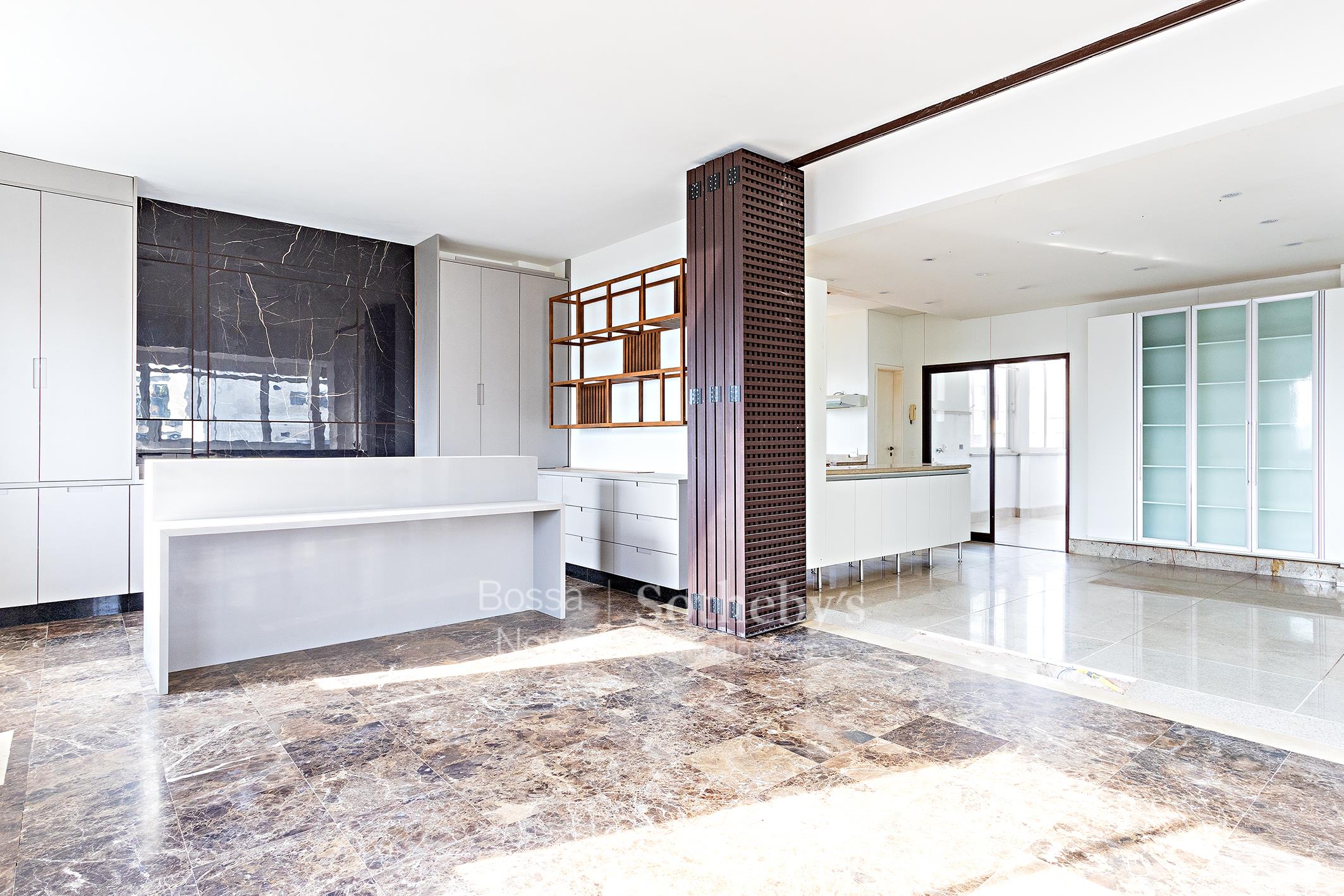 Cobertura duplex reformada em frente à Praça Buenos Aires