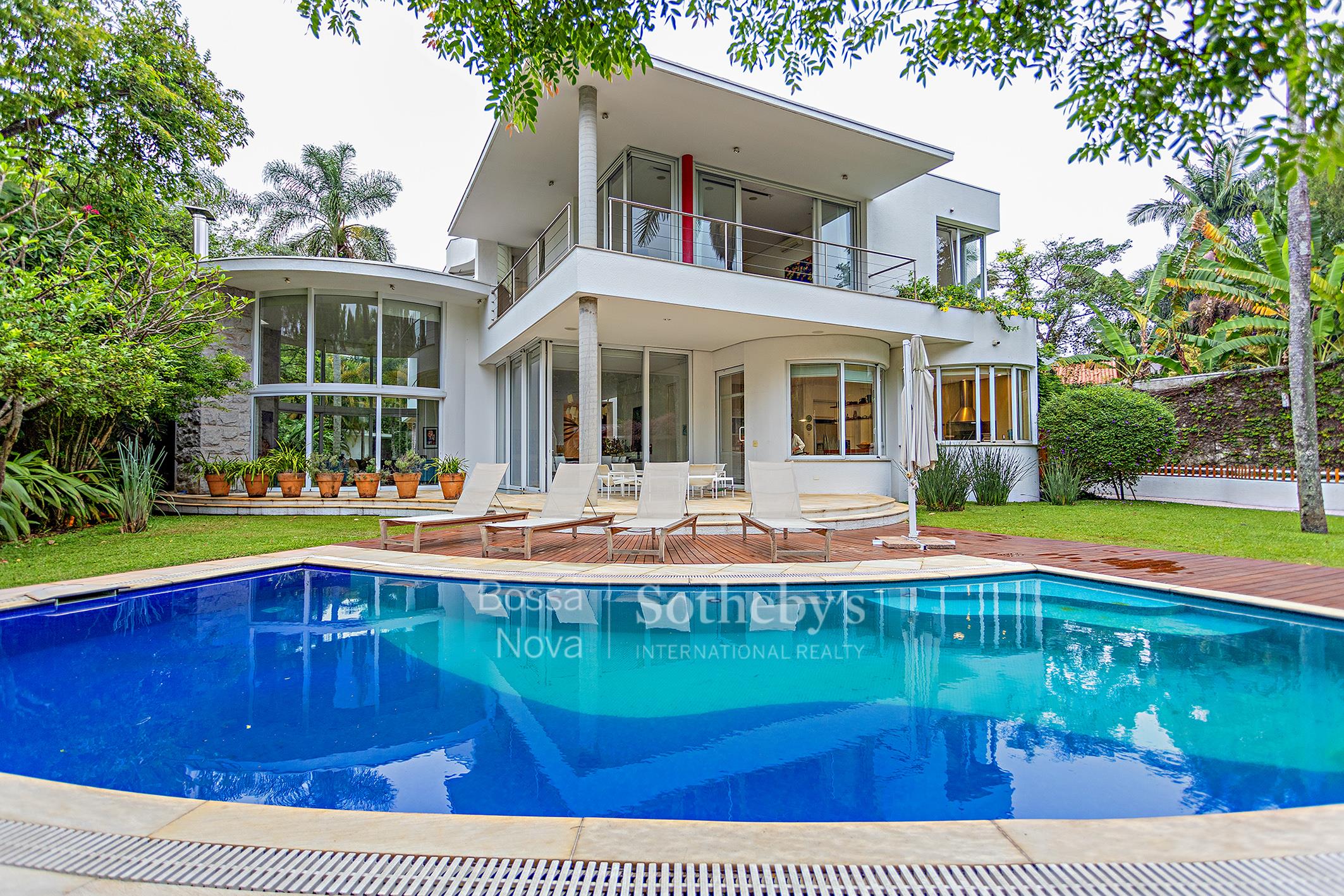 Casa com arquitetura contemporânea de Jamile Helou, espaçosa, segura e integrada à natureza