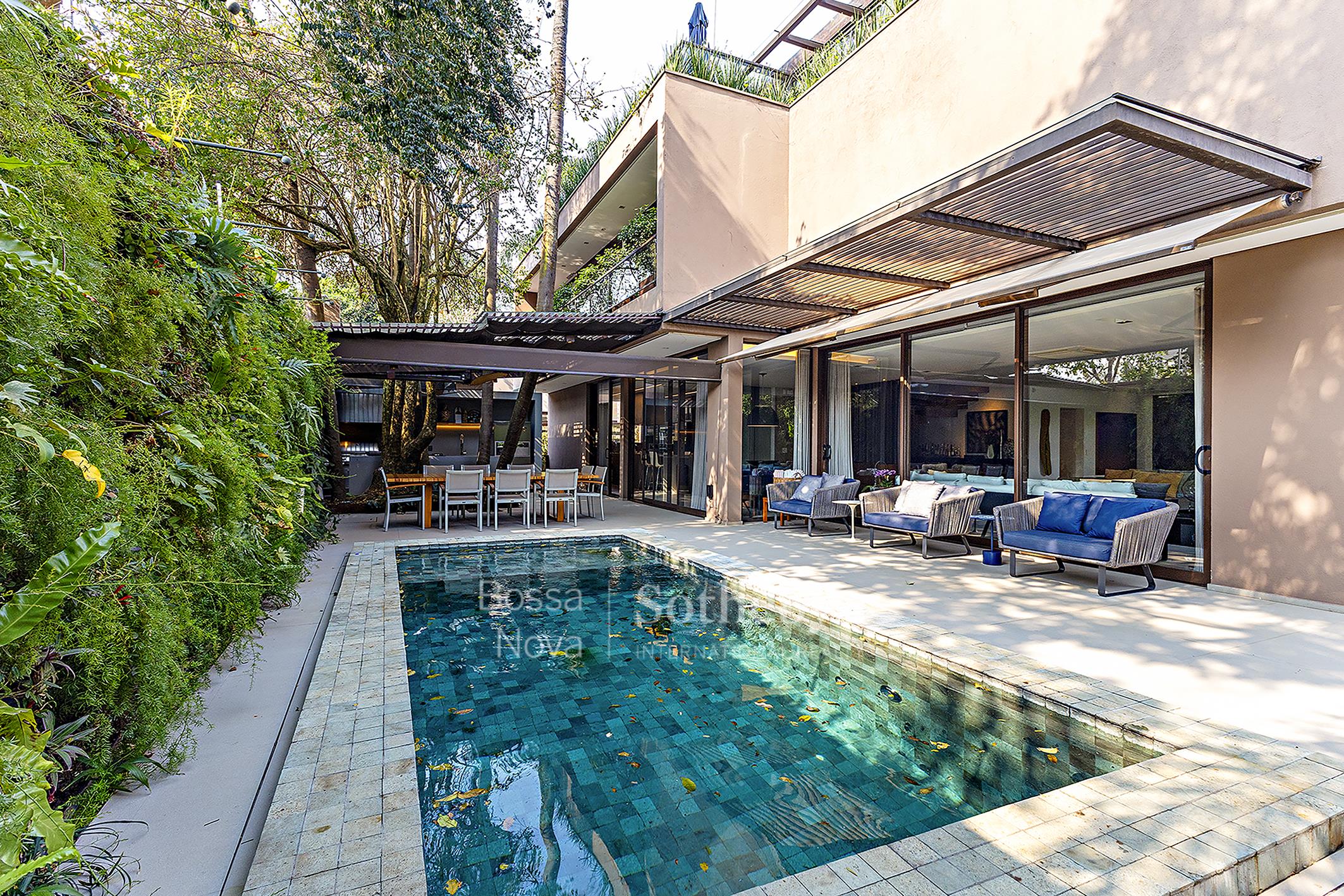 Casa em condomínio fechado com muito conforto e integração à natureza