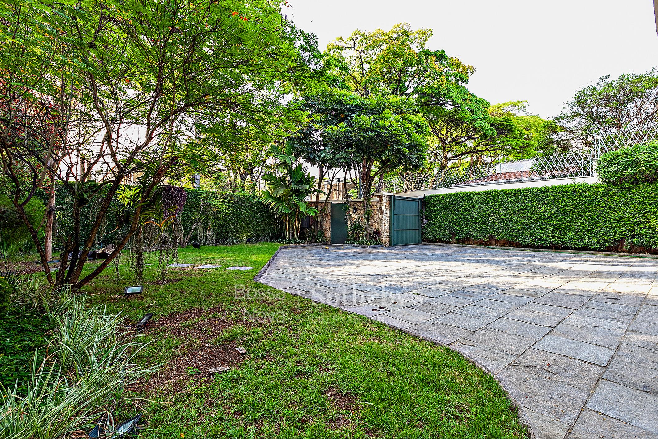 Casa com amplo jardim e edículas em rua privilegiada no Jardim Paulista
