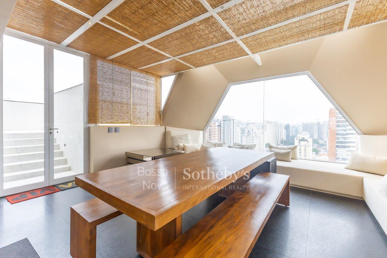 Cobertura modernizada com piscina e vista panorâmica em Moema