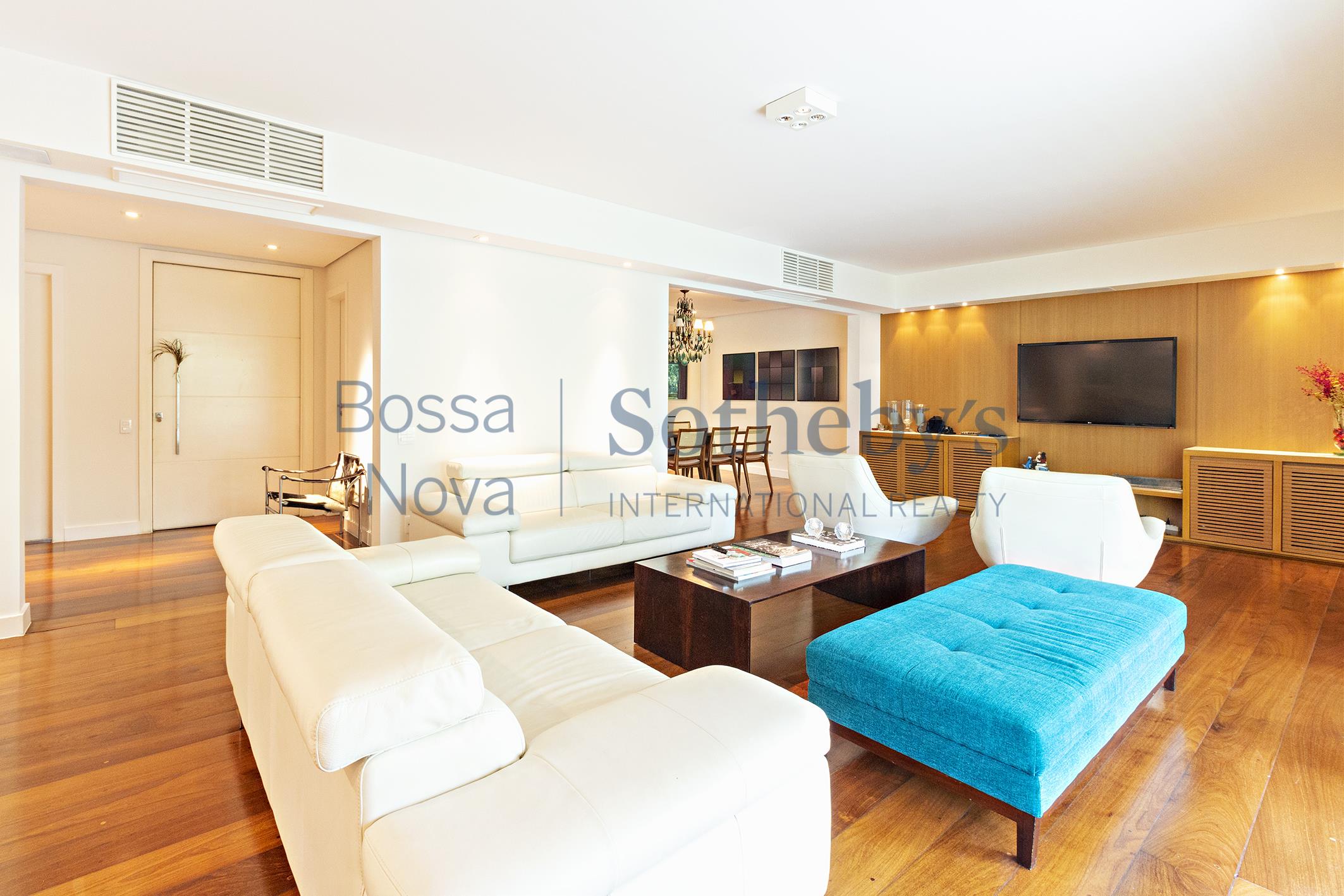 Apartamento reformado em rua arborizada