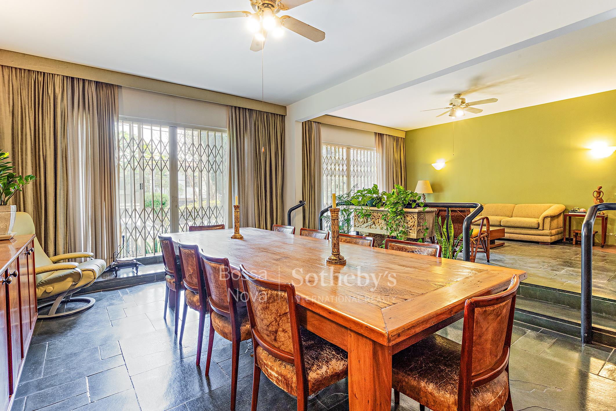 Casa em estilo clássico com jardim e localização privilegiada em Pinheiros