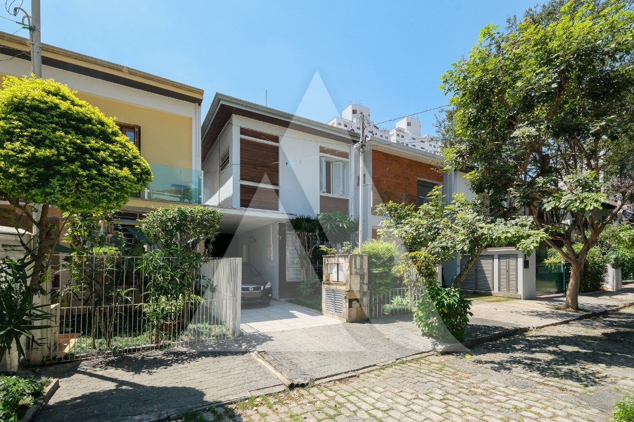Casa de vila em rua tranquila e arborizada à venda na Vila Nova Conceição.