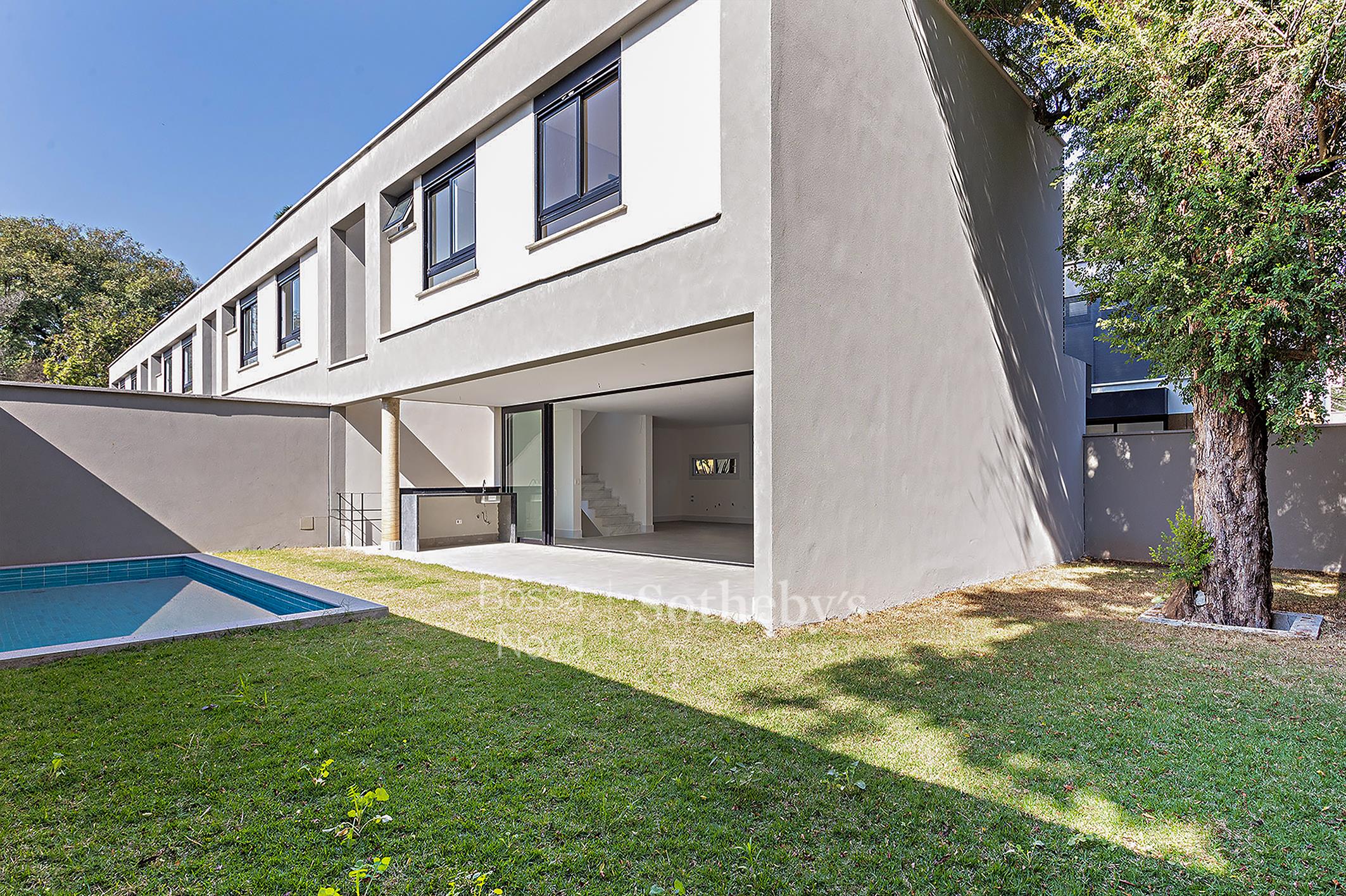 Casa em condomínio com jardim e piscina