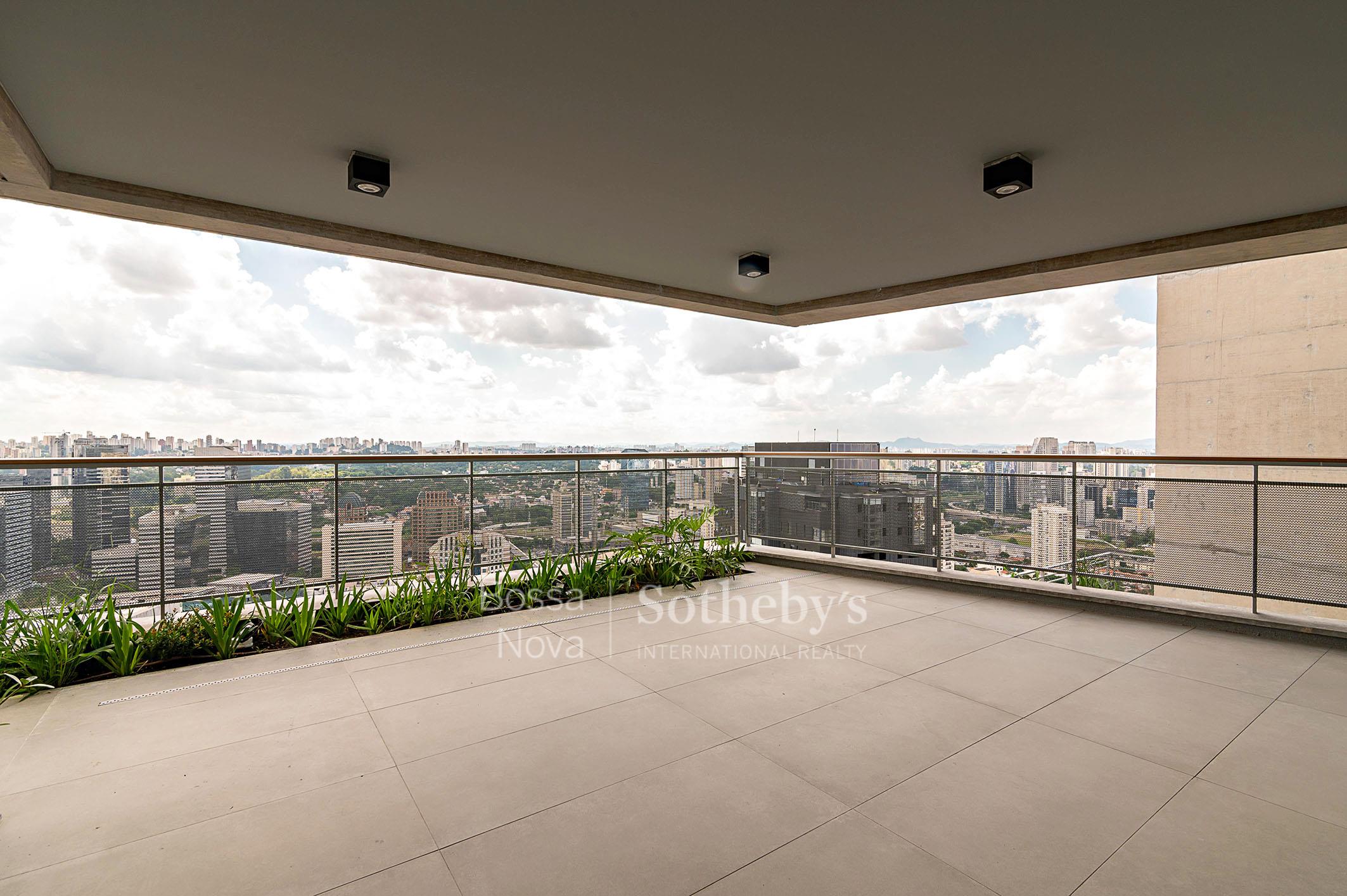 Cobertura com vista permanente para o skyline urbano