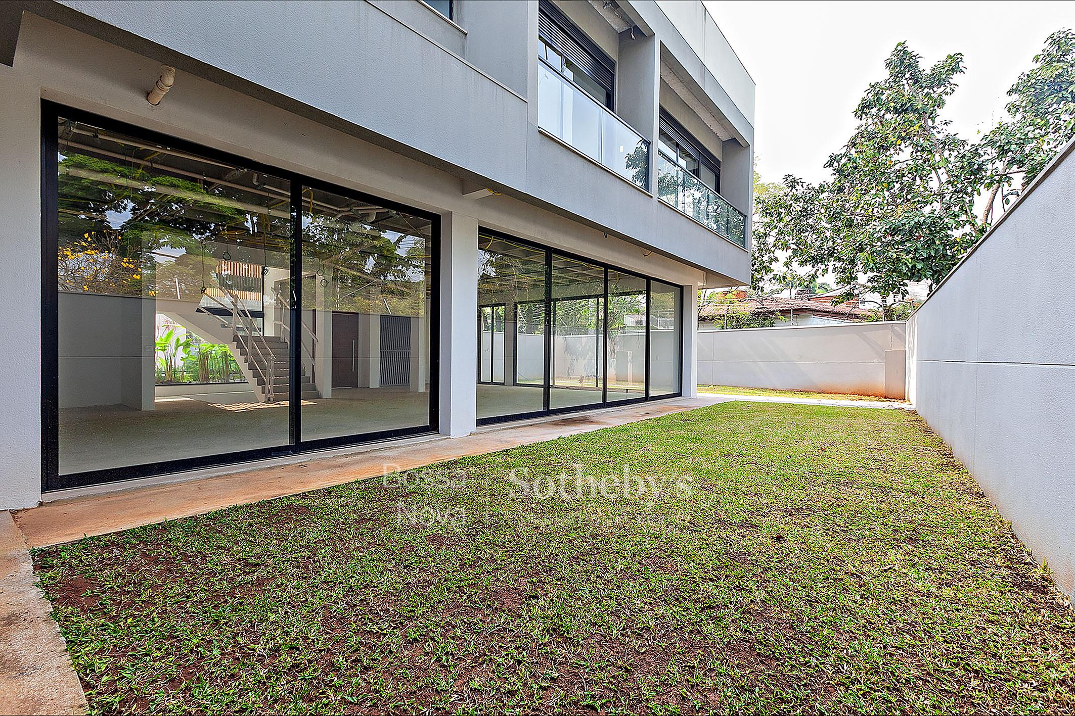 Casa em condomínio fechado com rooftop e ampla área verde