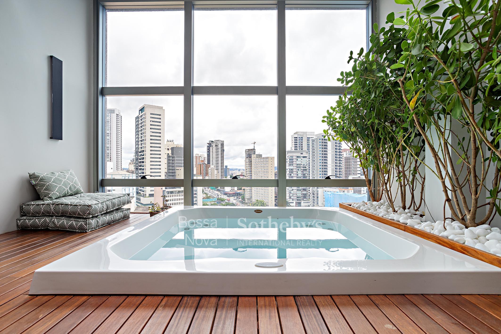 Apartamento reformado com design moderno e área externa charmosa