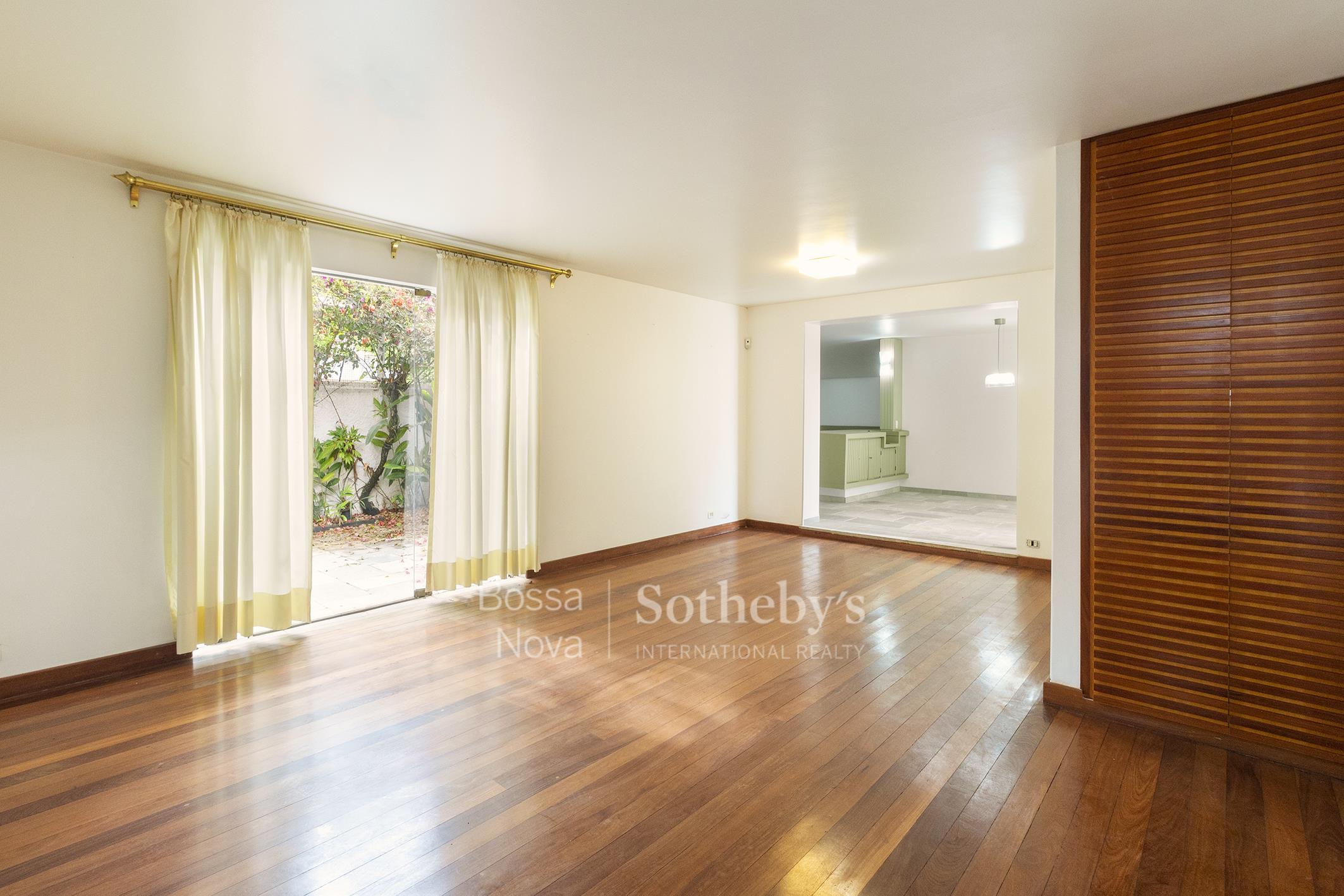 Casa com área gourmet em rua arborizada