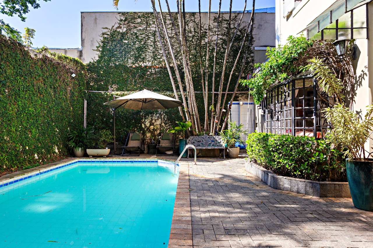 Casa com piscina à venda no melhor da Vila Nova Conceição.