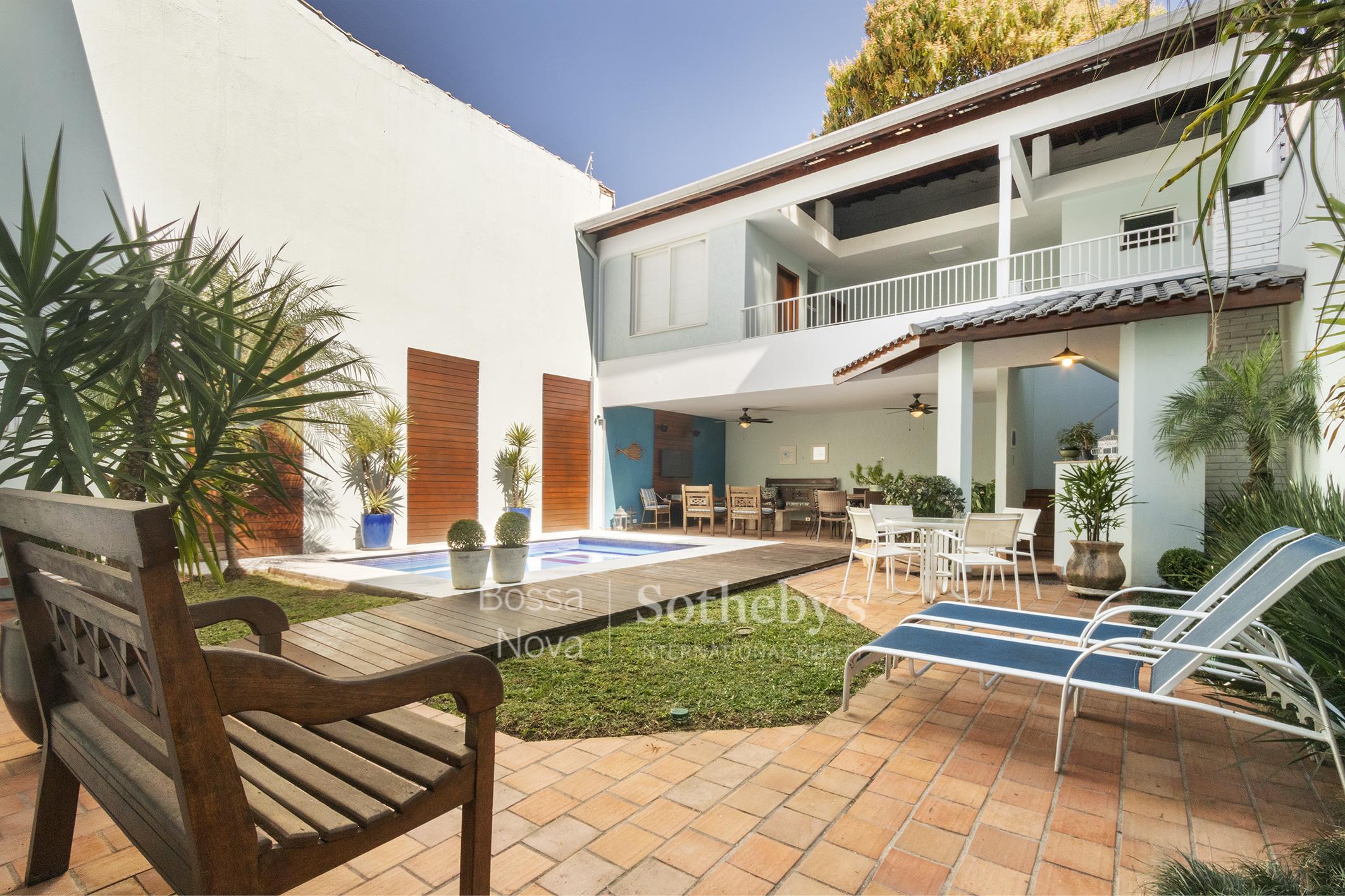 Casa com piscina e espaço gourmet