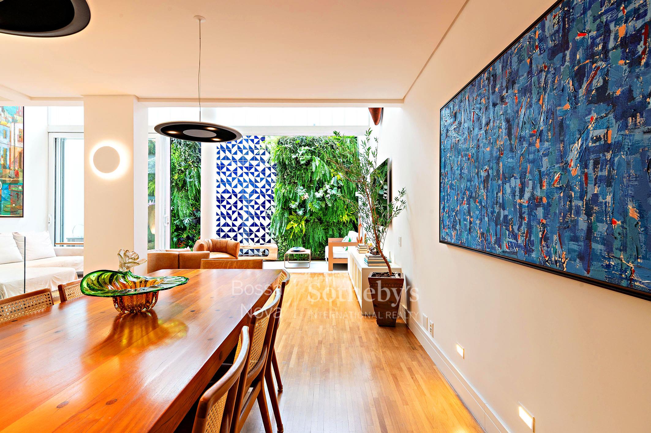 Casa em projeto de Arthur Casas com rooftop e piscina no Itaim