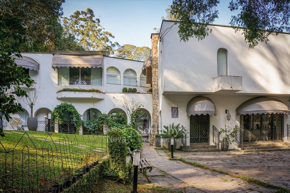 Casa repleta de verde em rua cobiçada