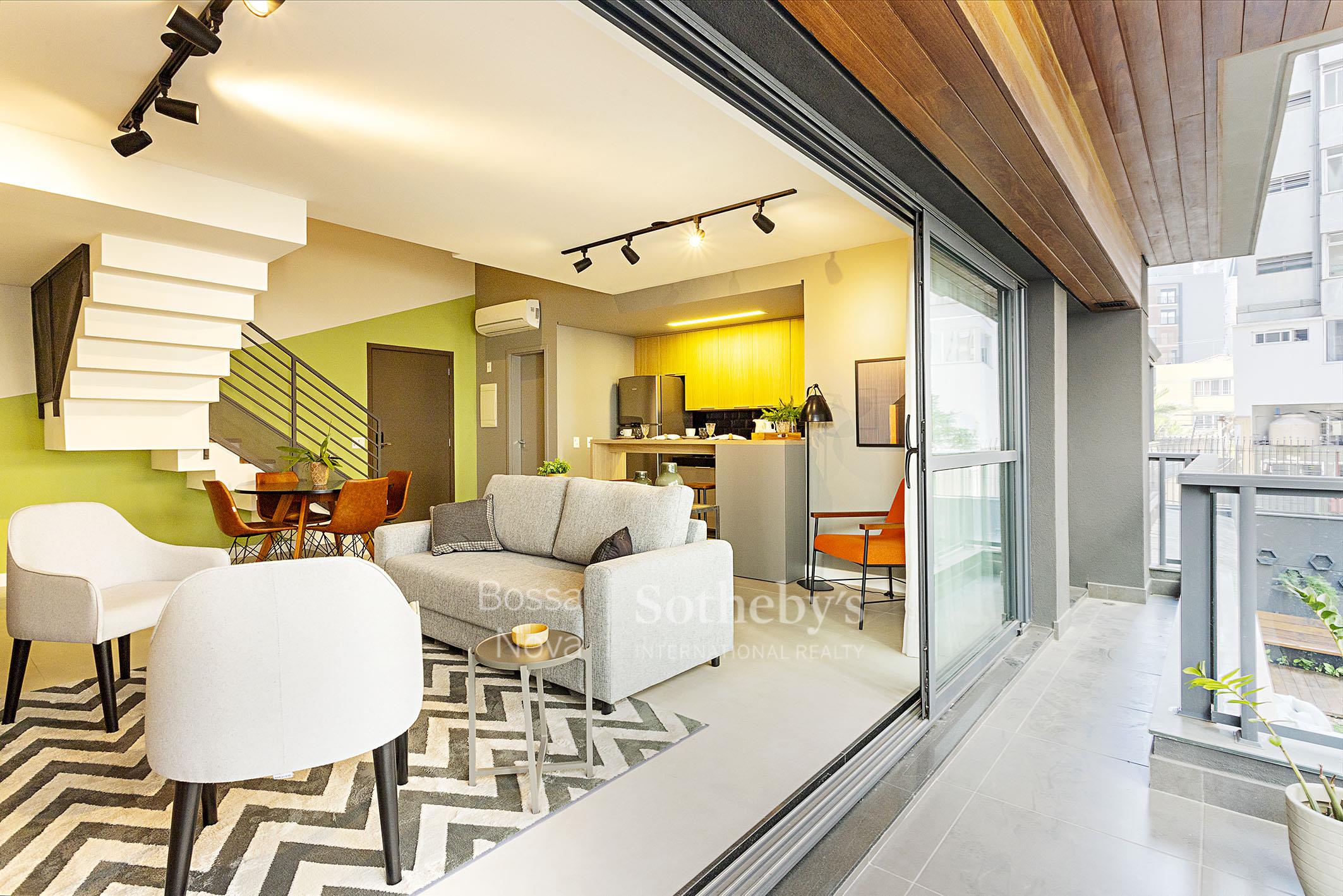 Apartamento duplex reformado e mobiliado em rua tranquila do Itaim