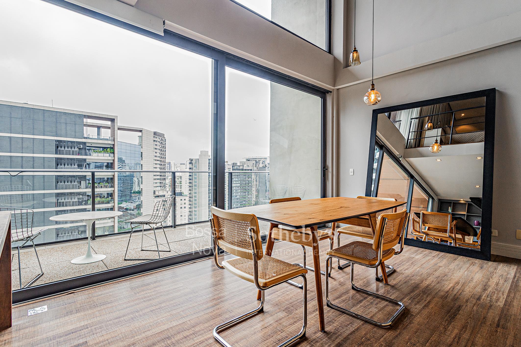 Cobertura duplex mobiliada com mezanino e terraço próximo à Avenida Faria Lima