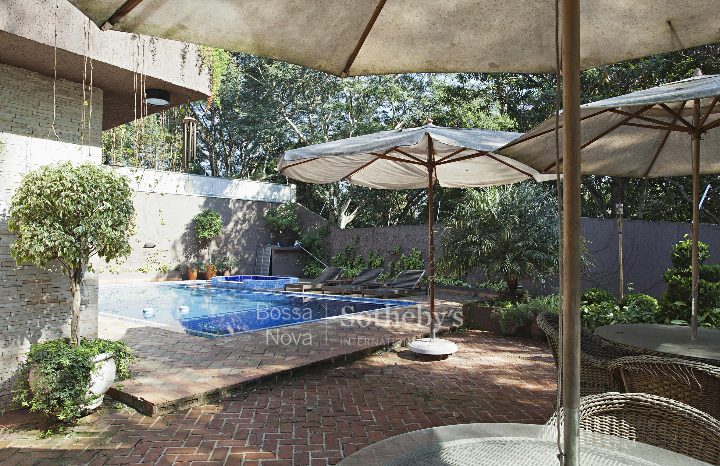 Casa decorada com jardim e piscina