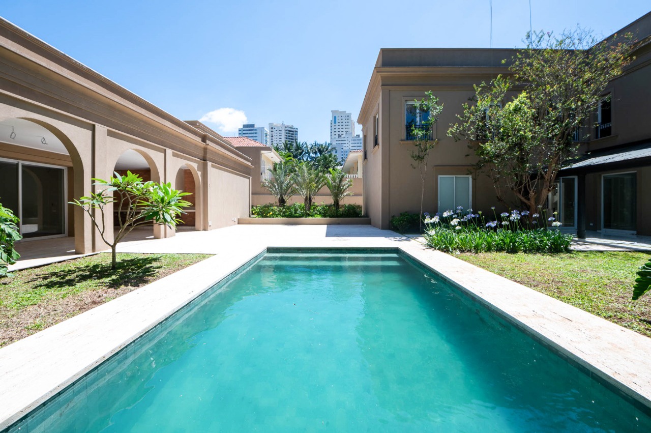 Casa impecável à venda no Jardim America.