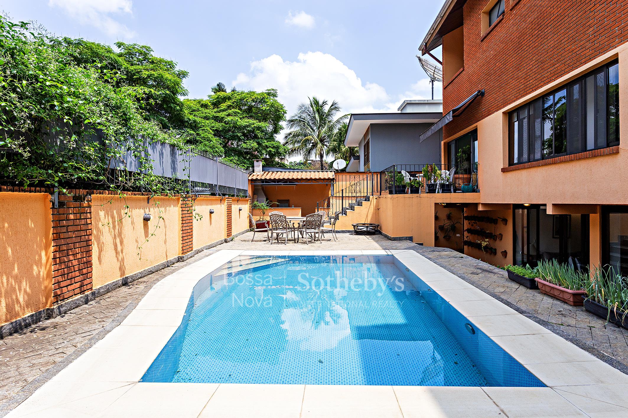Casa com atmosfera aconchegante, piscina e energia solar entre o metrô Vila Madalena e a Praça Horácio Sabino