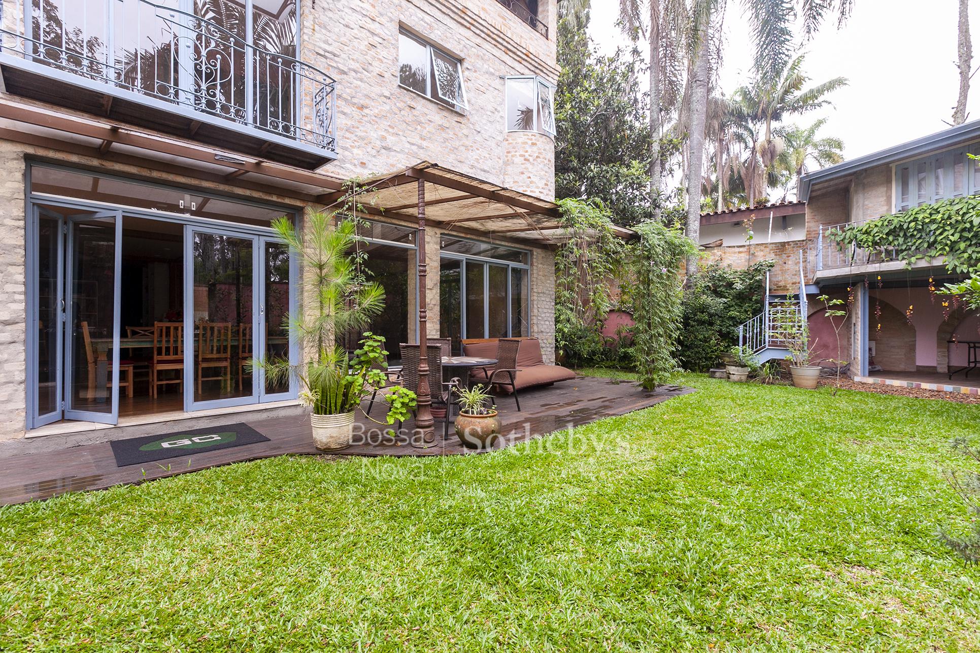 Casa com projeto diferenciado com vista para região arborizada