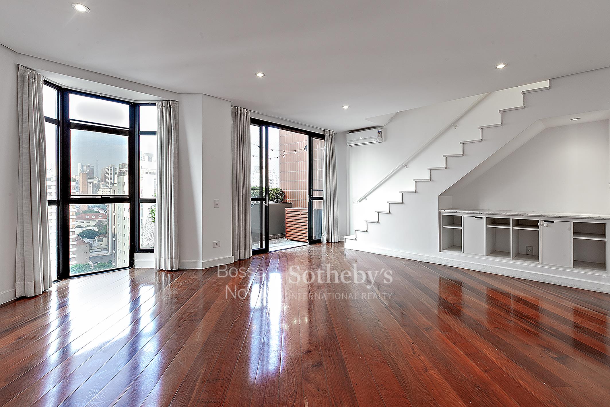 Apartamento duplex reformado próximo à estação Fradique Coutinho