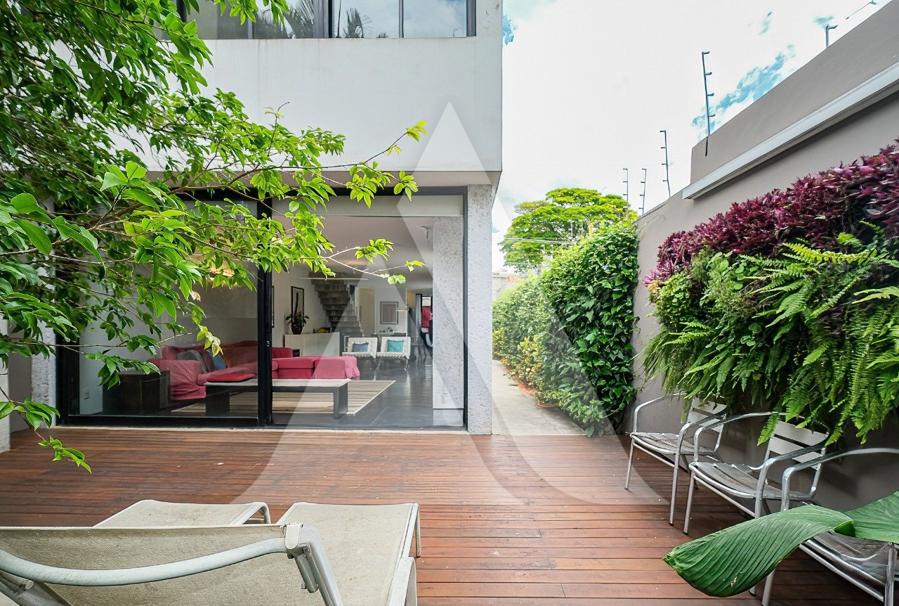 Casa com planta espaçosa, ensolarada e arejada