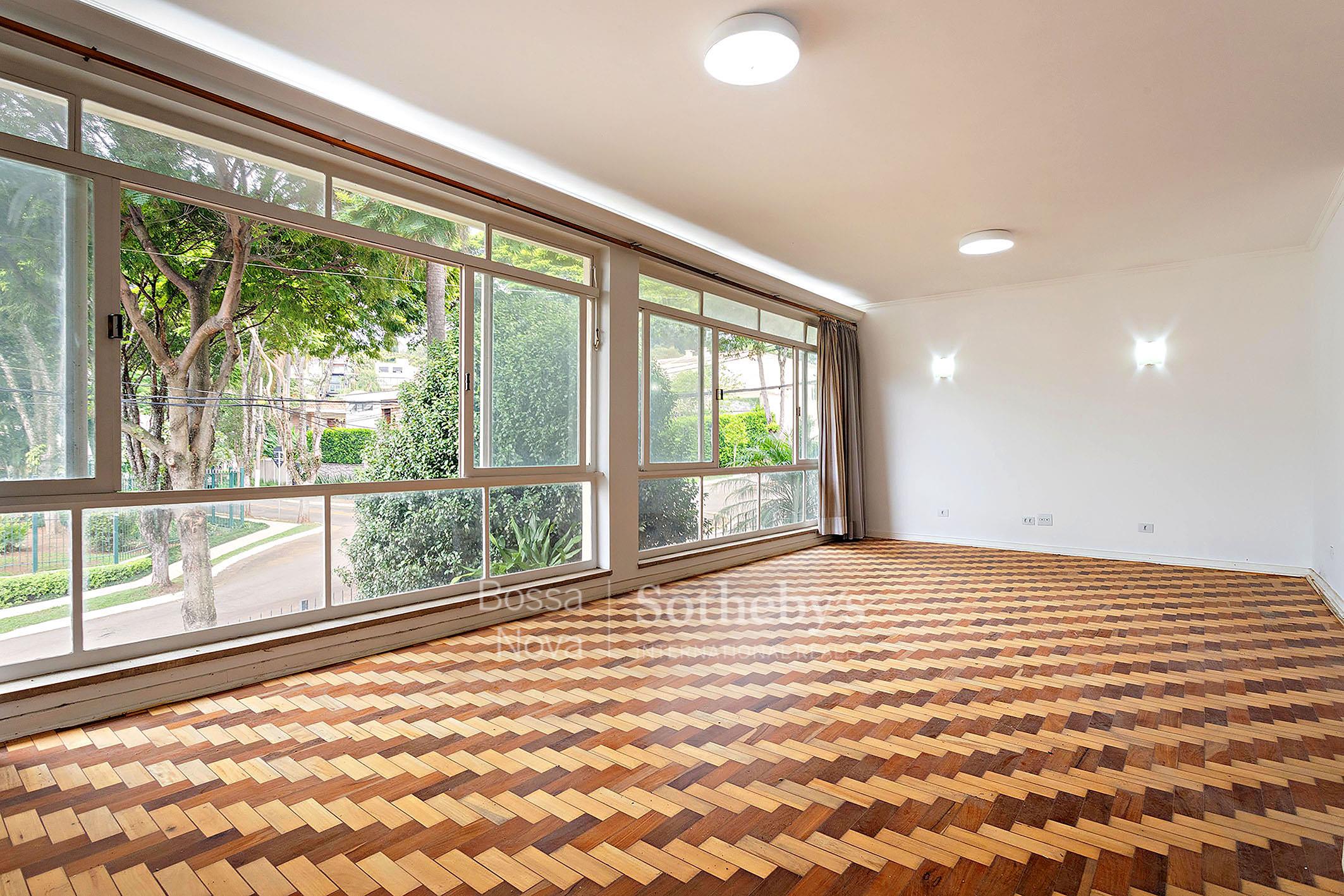 Casa com ambientes amplos e bem iluminados  