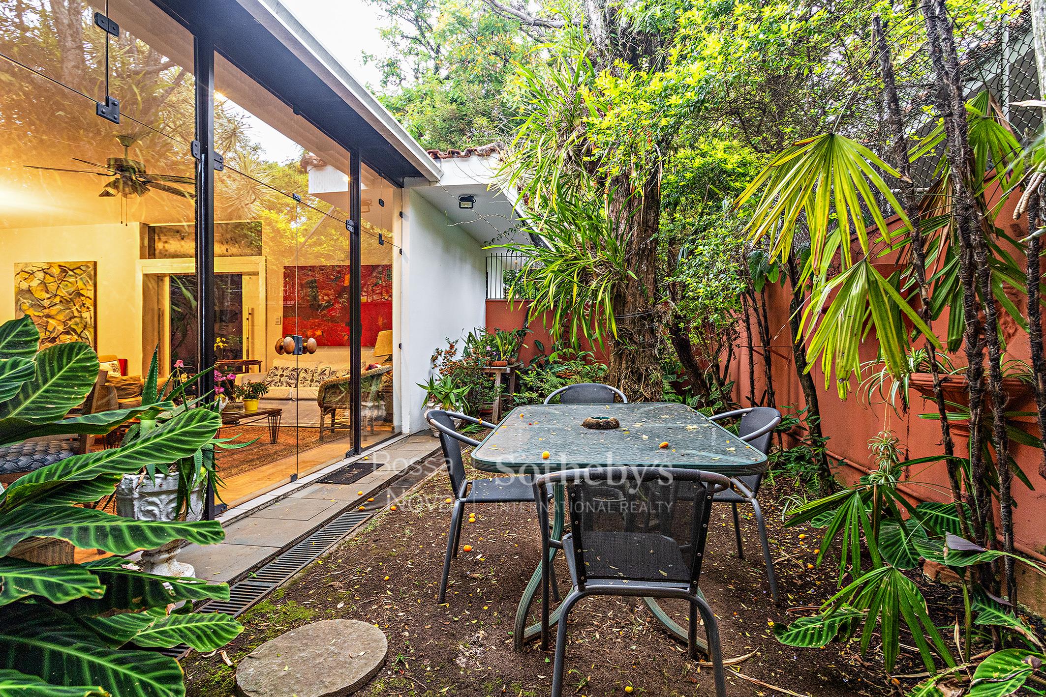 Casa térrea com jardim e edícula, próxima ao Parque Villa Lobos e Praça Pan Americana
