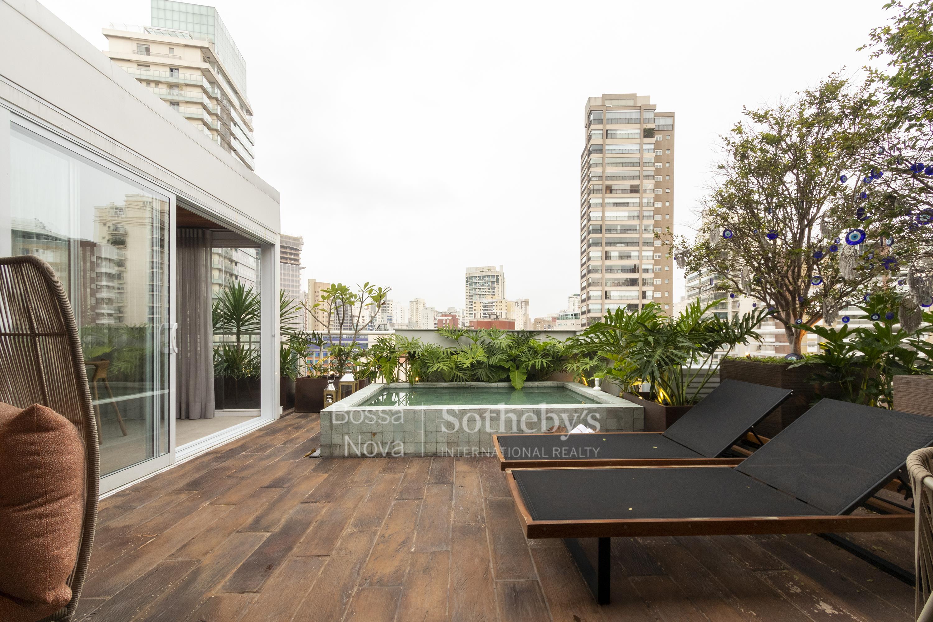 Cobertura moderna com piscina e área externa