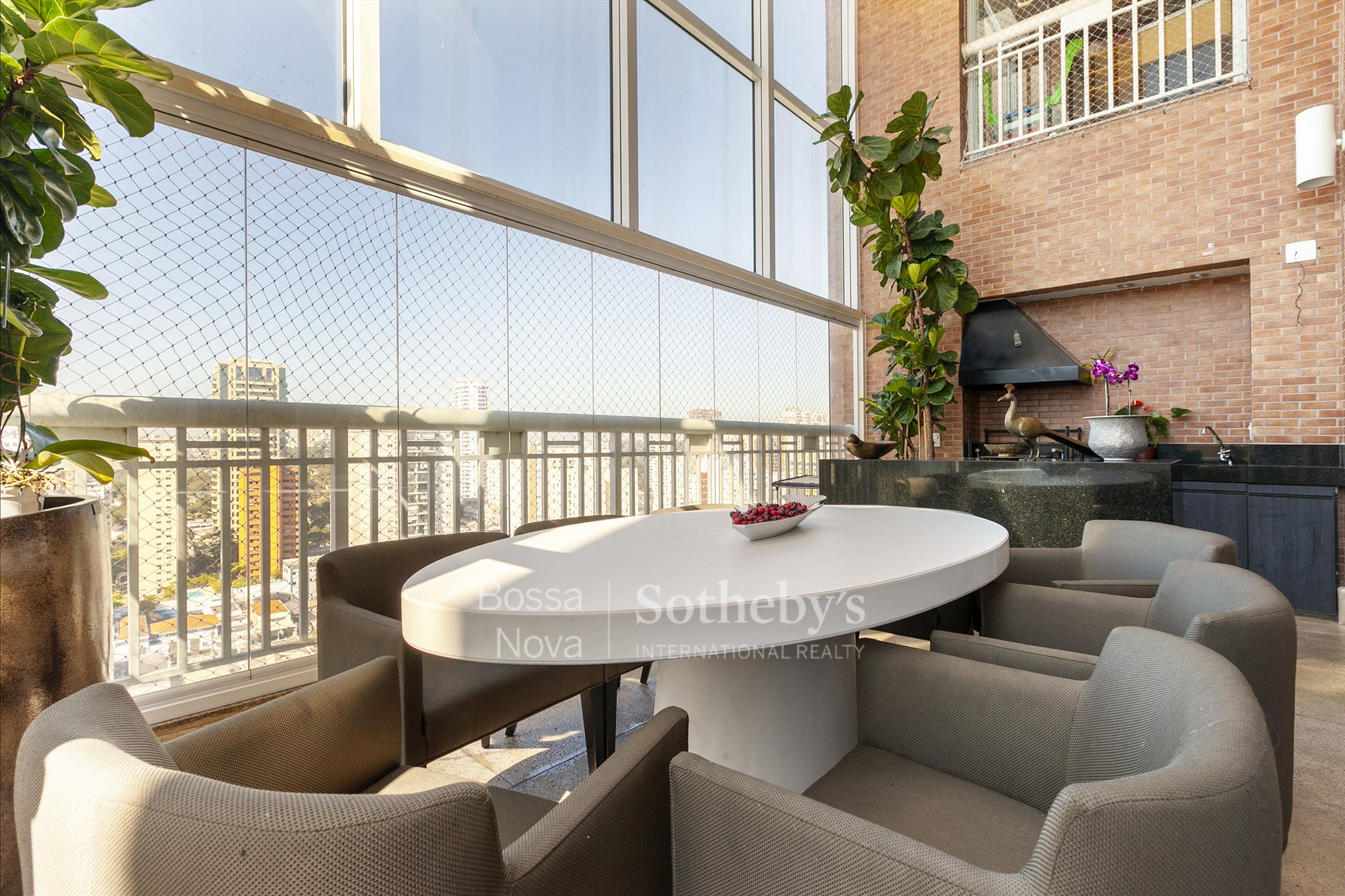 Apartamento duplex finamente reformado em condomínio clube