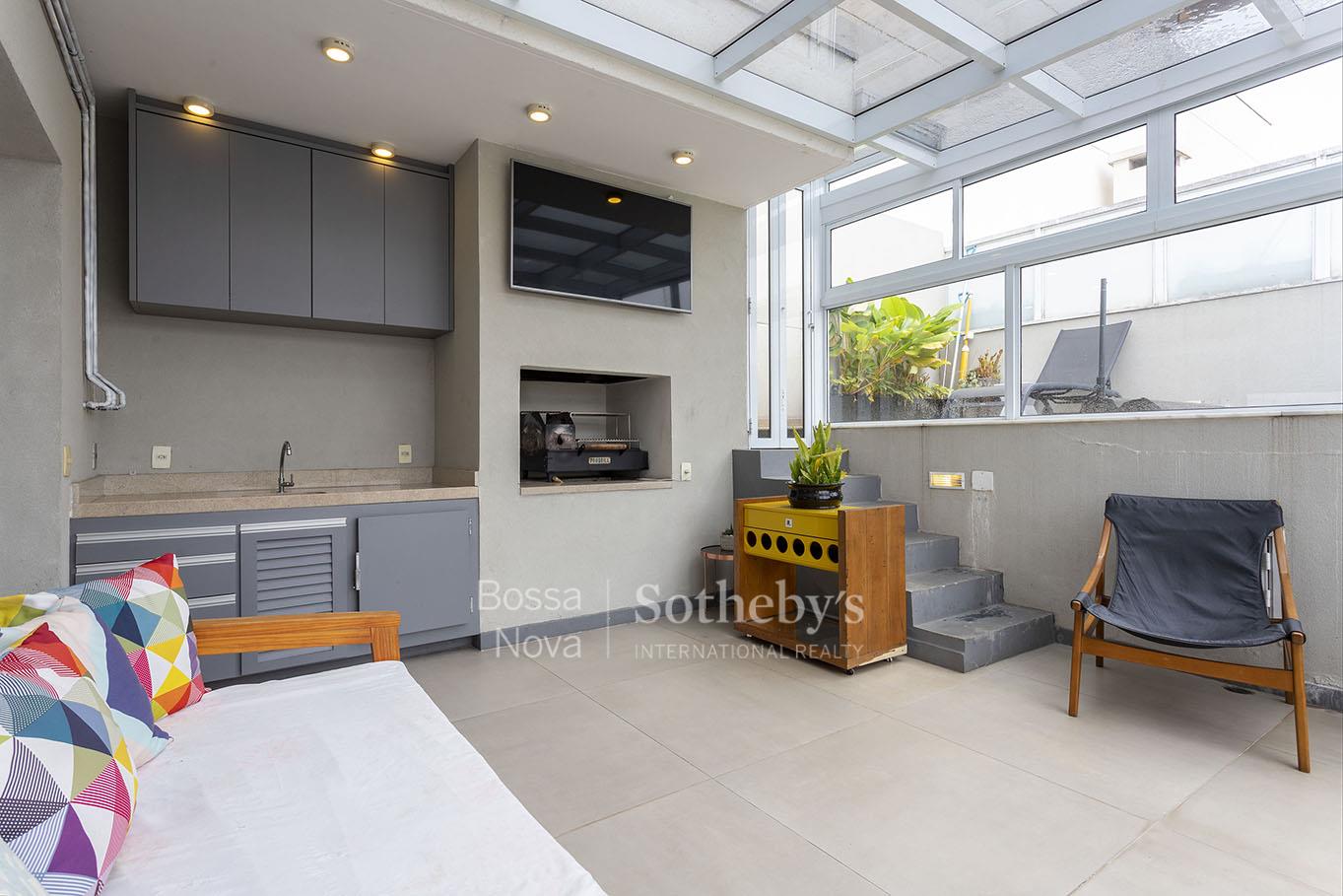 Cobertura com piscina e vista panorâmica da cidade