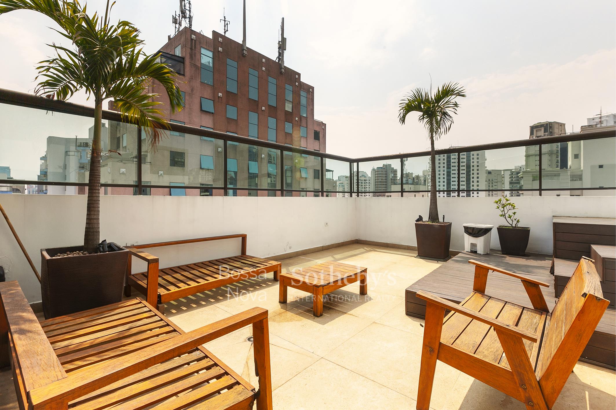 Cobertura duplex mobiliada com terraço e jacuzzi em localização estratégica