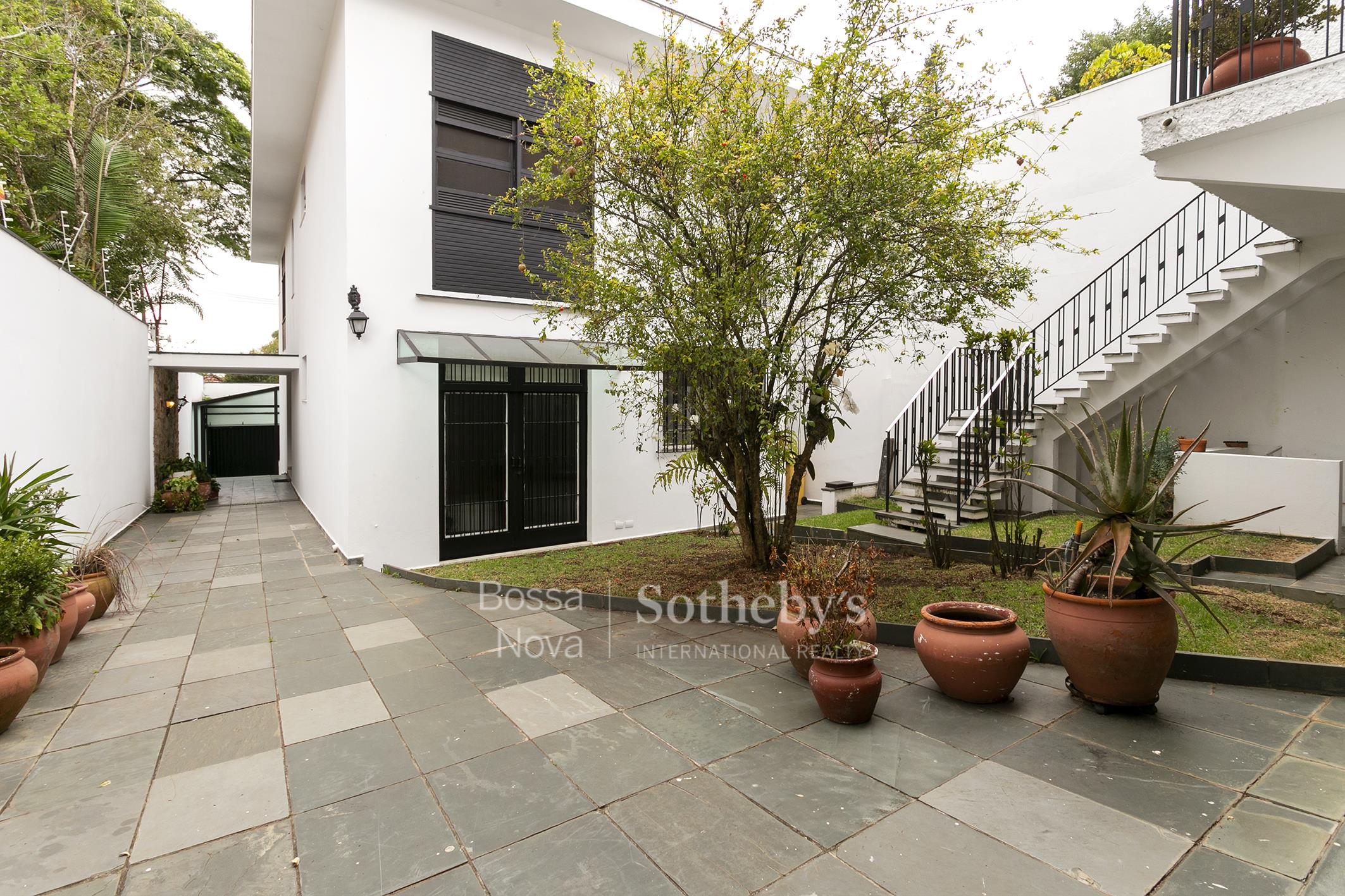 Casa com jardim em localização privilegiada