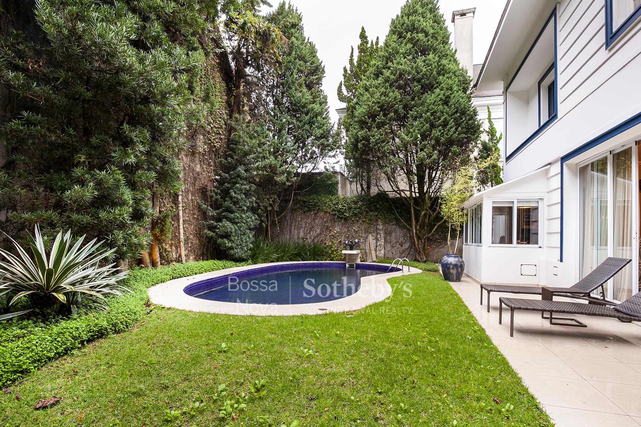 Casa com reforma assinada, lazer completo e jardim com paisagismo no Jardim Guedala