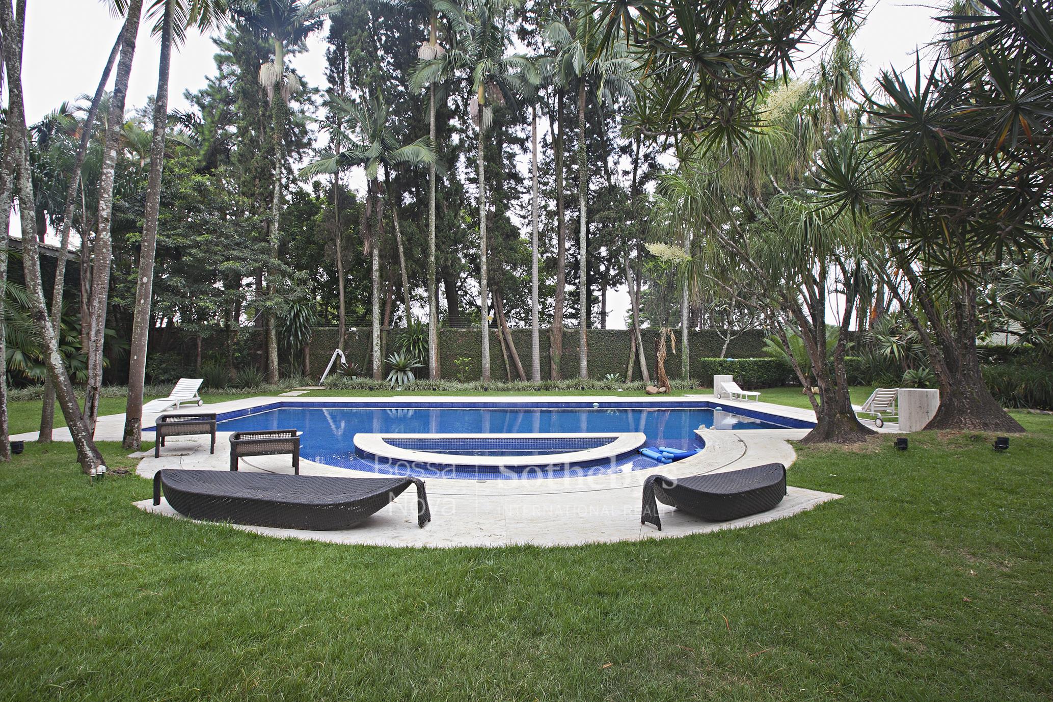 Casa decorada por Débora Aguiar com piscina e quadra de tênis