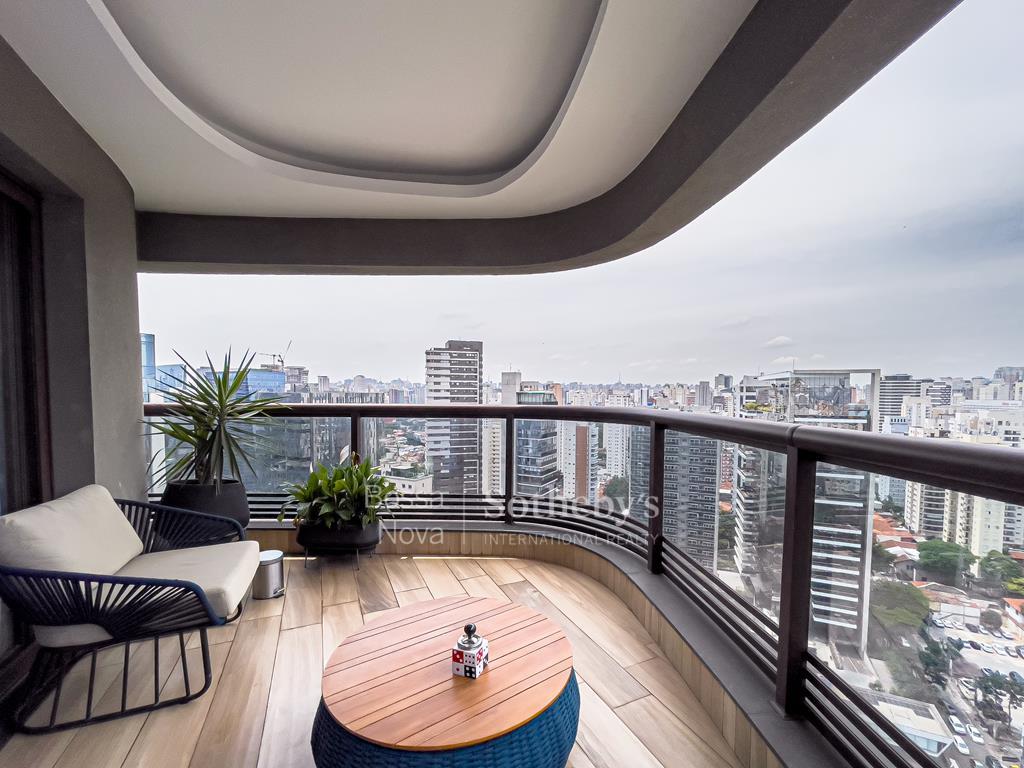 Cobertura duplex em prédio com design italiano