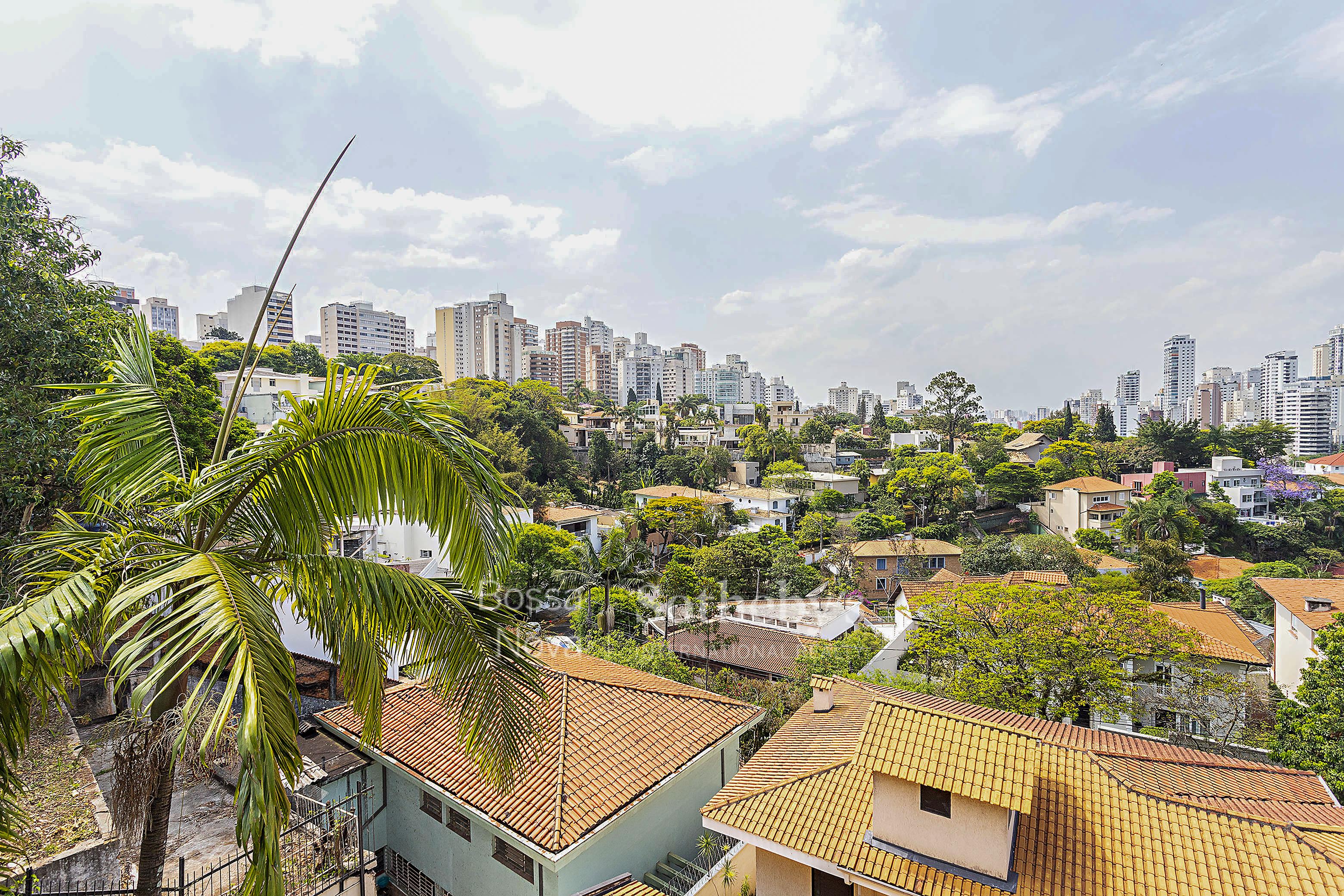 Casa ensolarada com vista skyline 