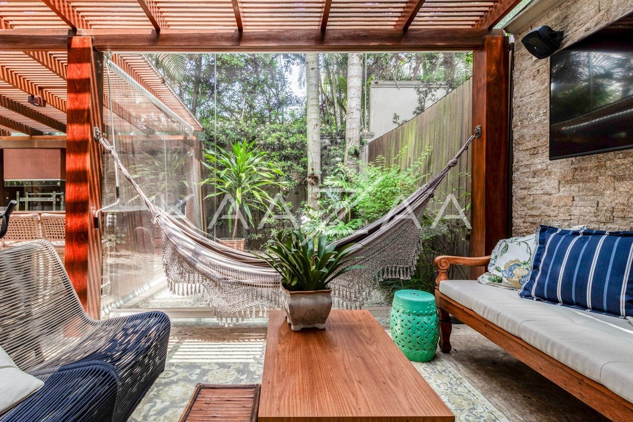Casa reformada em condomínio exclusivo no Real Parque