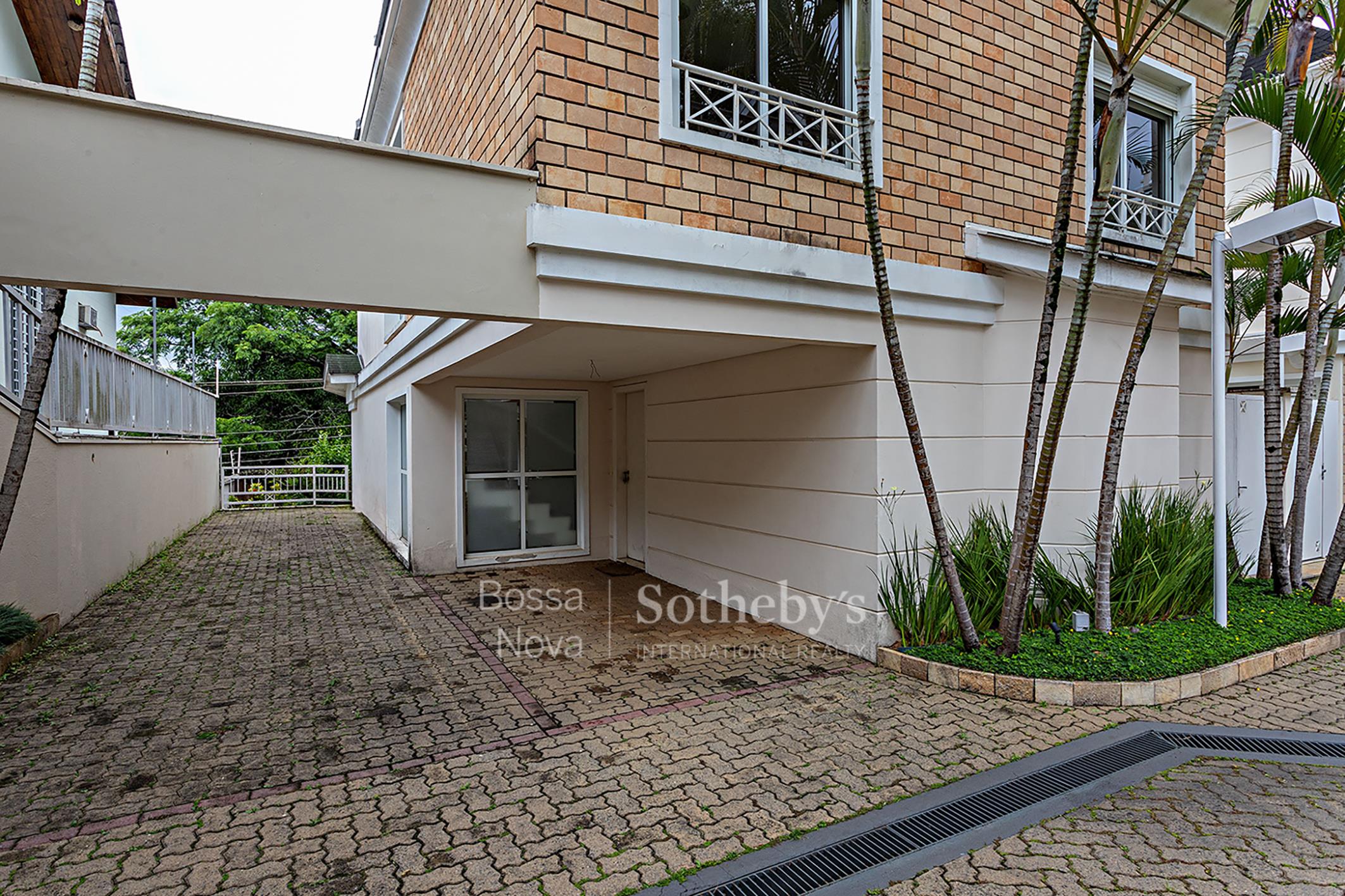 Casa em condomínio com varanda gourmet, churrasqueira e jacuzzi