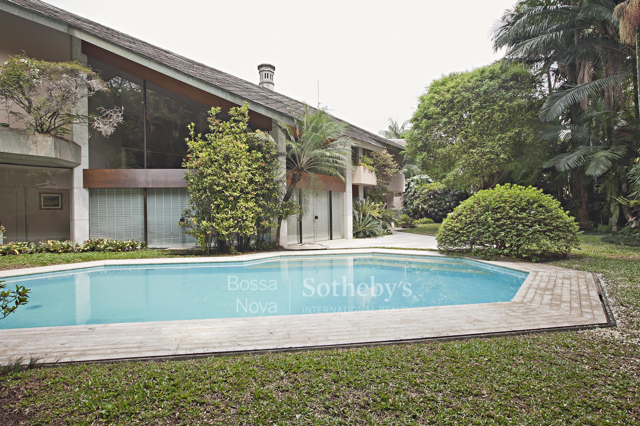 Residência sofisticada com jardim integrado e design de Octávio Pires no Jardim América